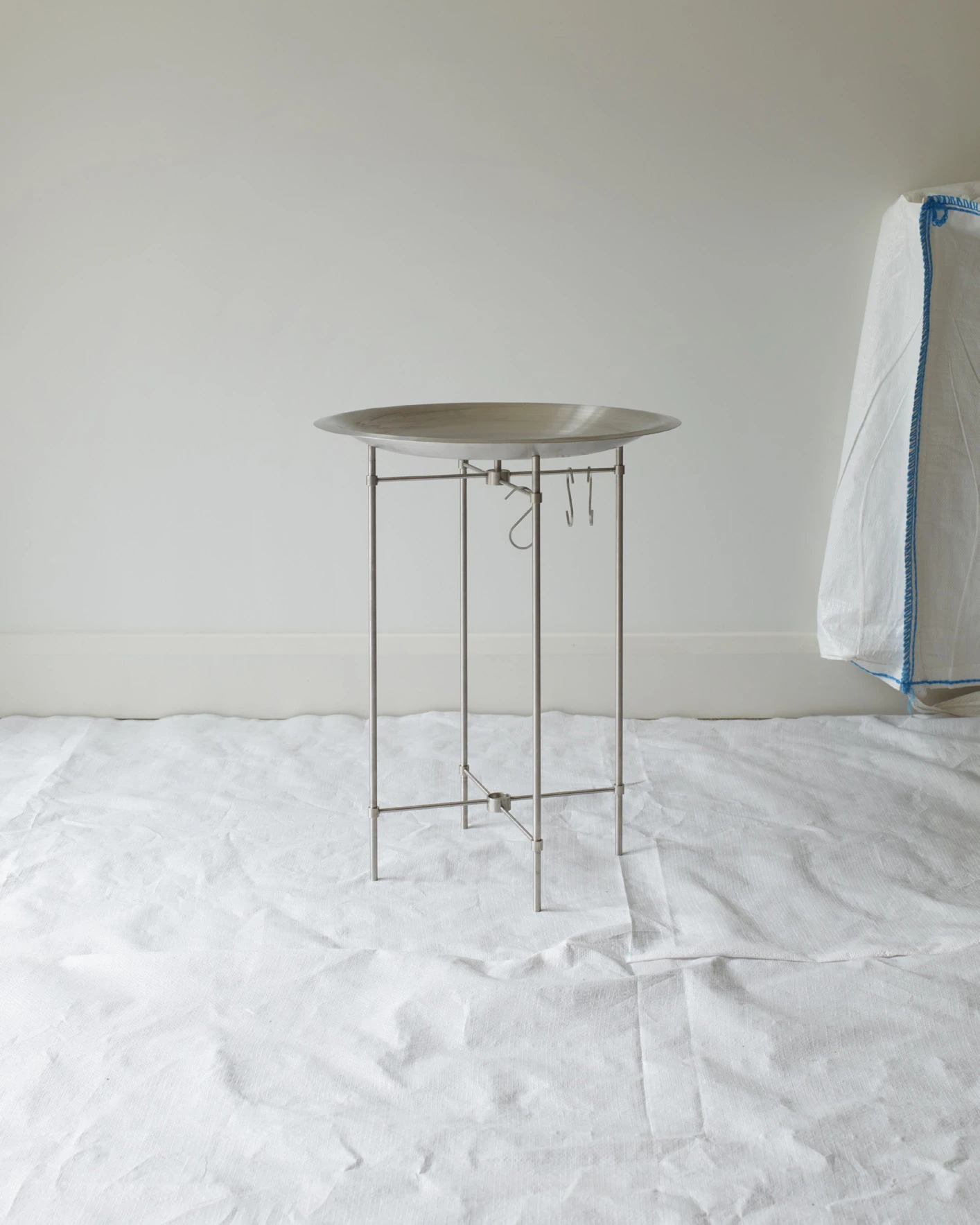 Table Without Qualities – Sidetable