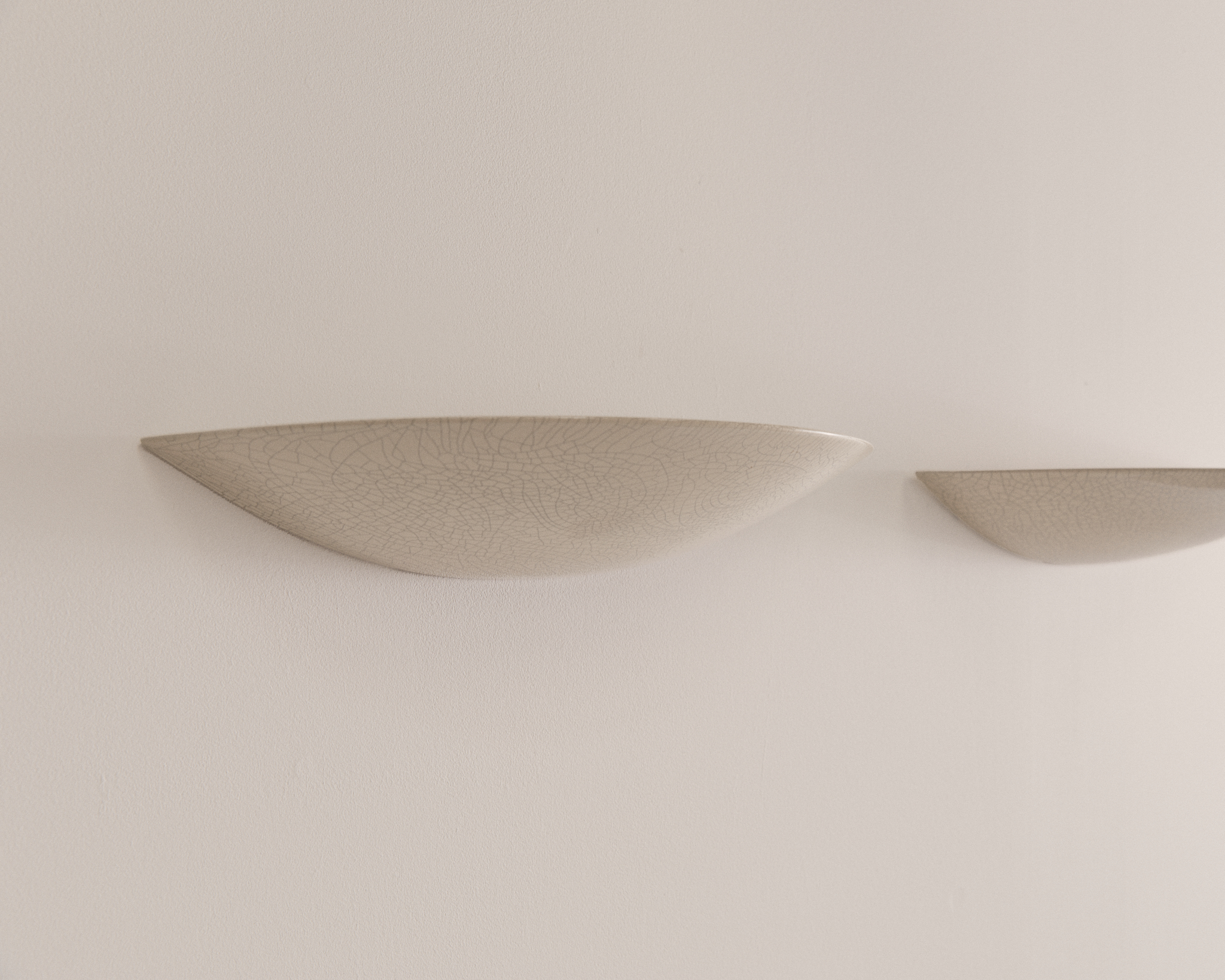 Half-crescent ceramic uplighters