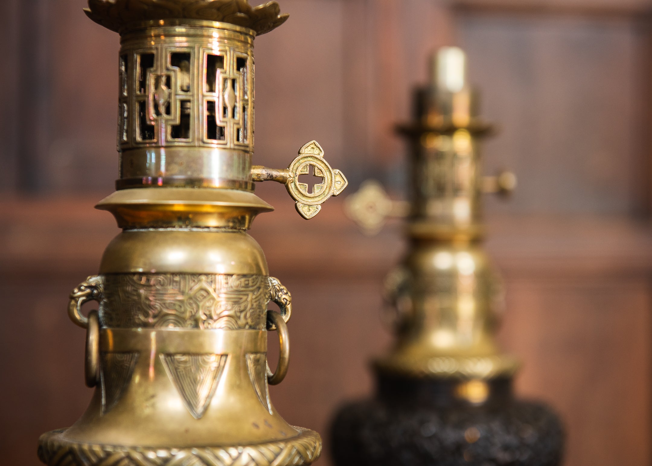 A Pair of Japonisme Gilt-Brass & Patinated Bronze Oil Lamps image 3
