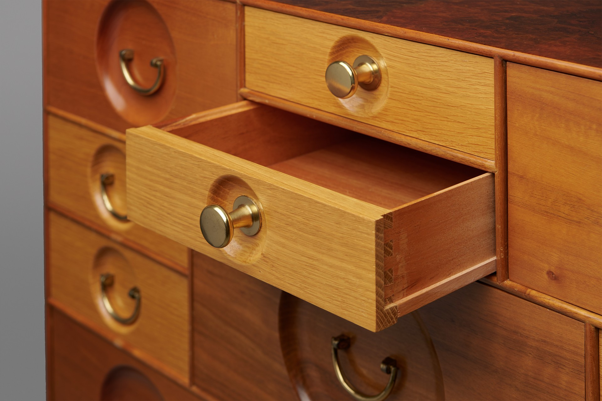 Cabinet Model no. 2237 image 4