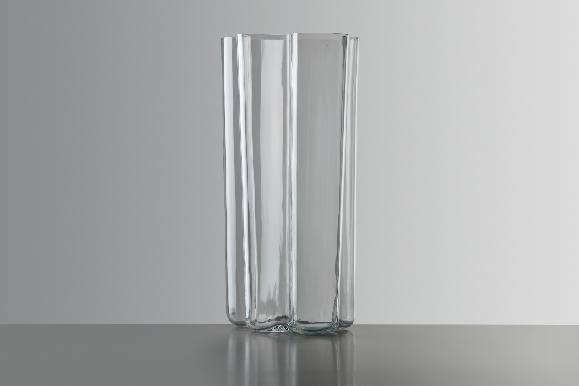 Tall 'Savoy' vase, Model no. 9753 image 2
