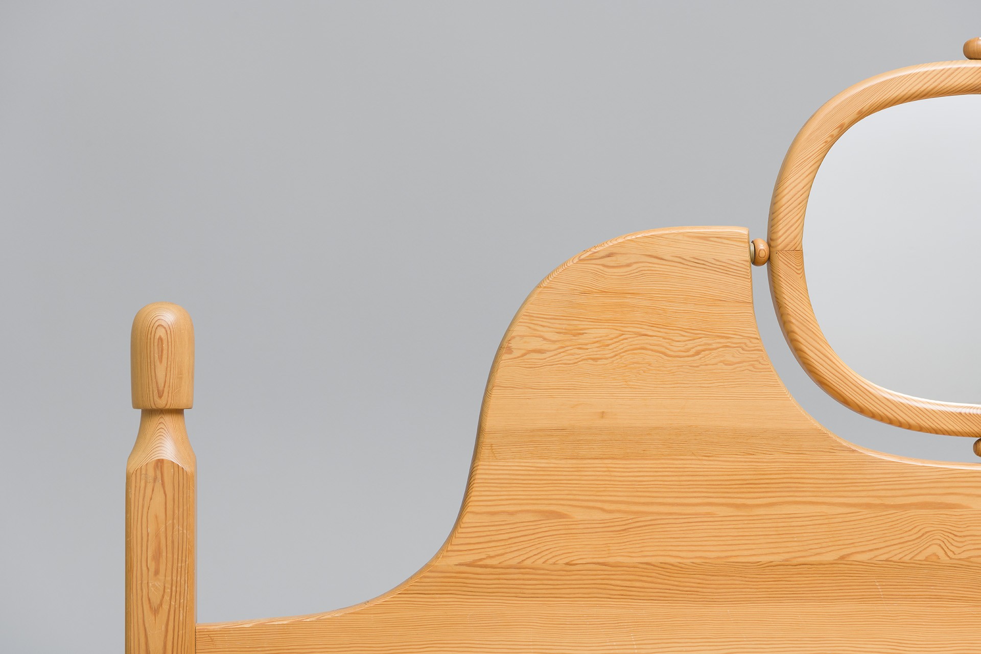 Bed with Adjustable Mirror image 4