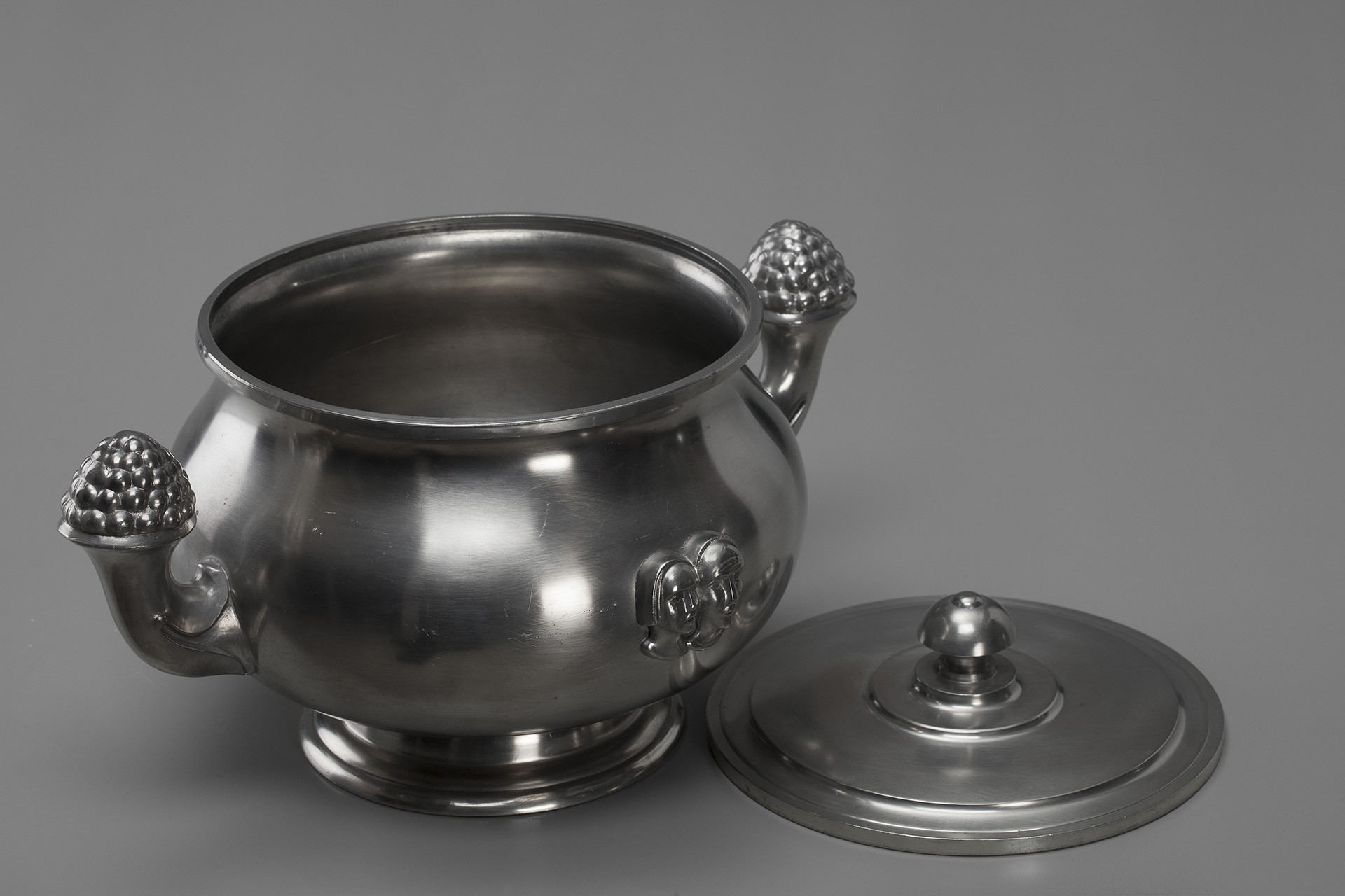 Taureen with Lid image 4