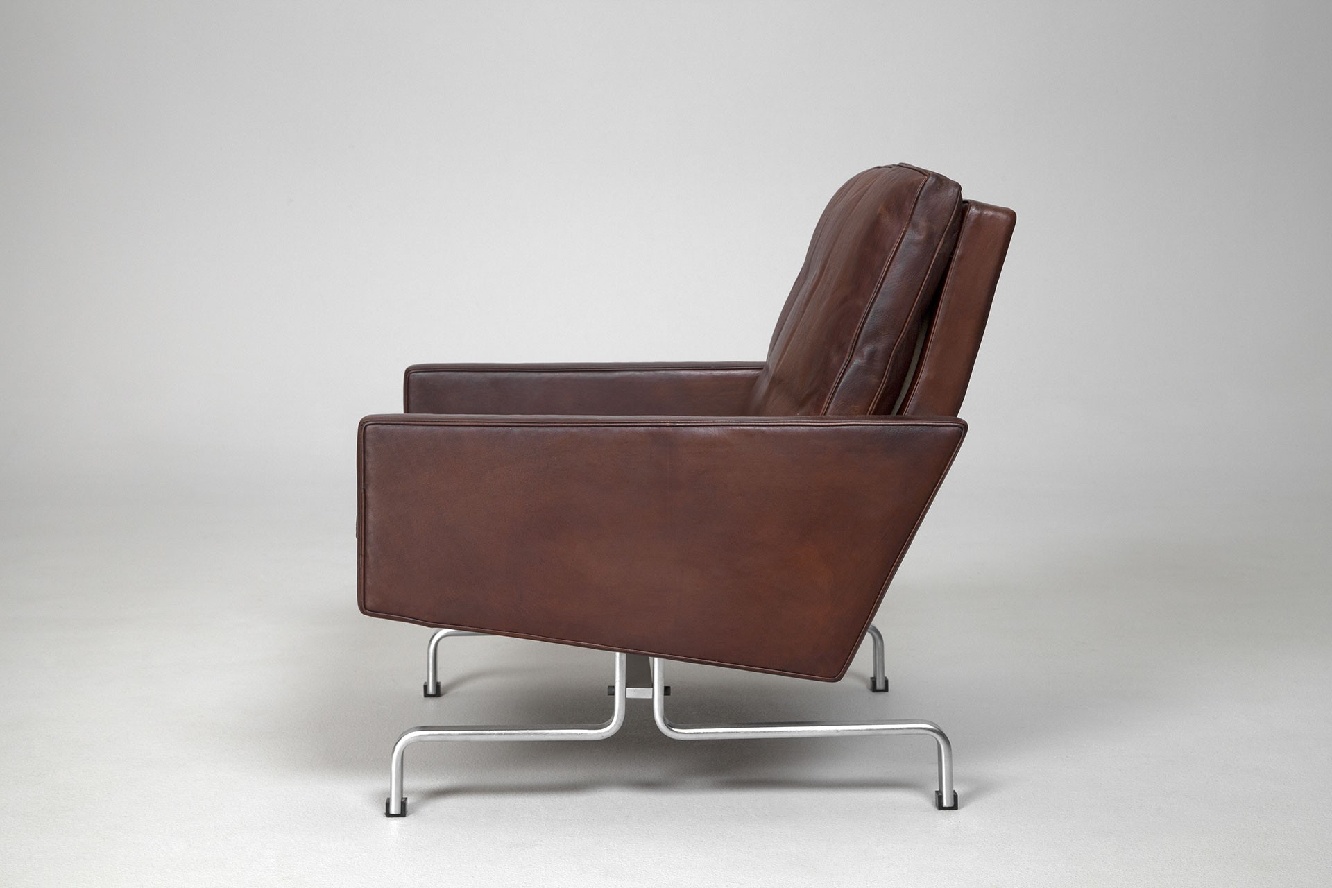 PK 31/3 Sofa and PK 31/1 Chairs image 6