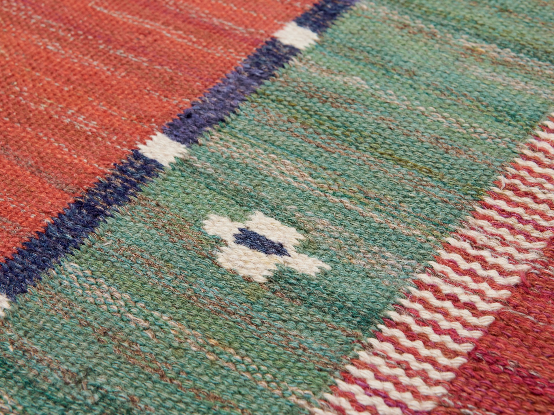 'Röda Bårdmattan med grönt' Carpet image 5