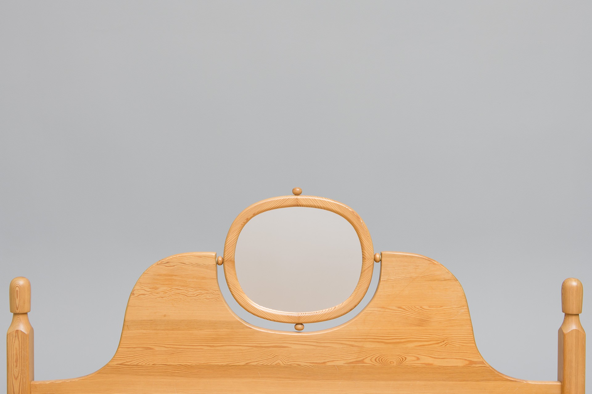 Bed with Adjustable Mirror image 4