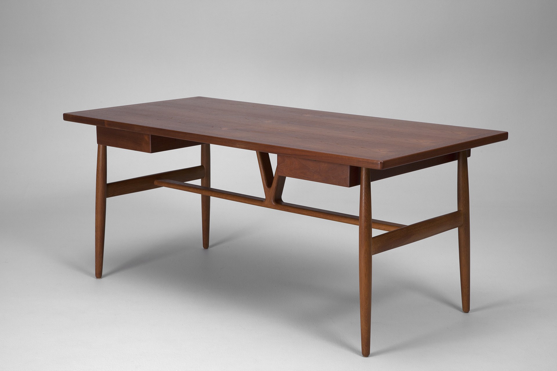 Wishbone Desk image 3