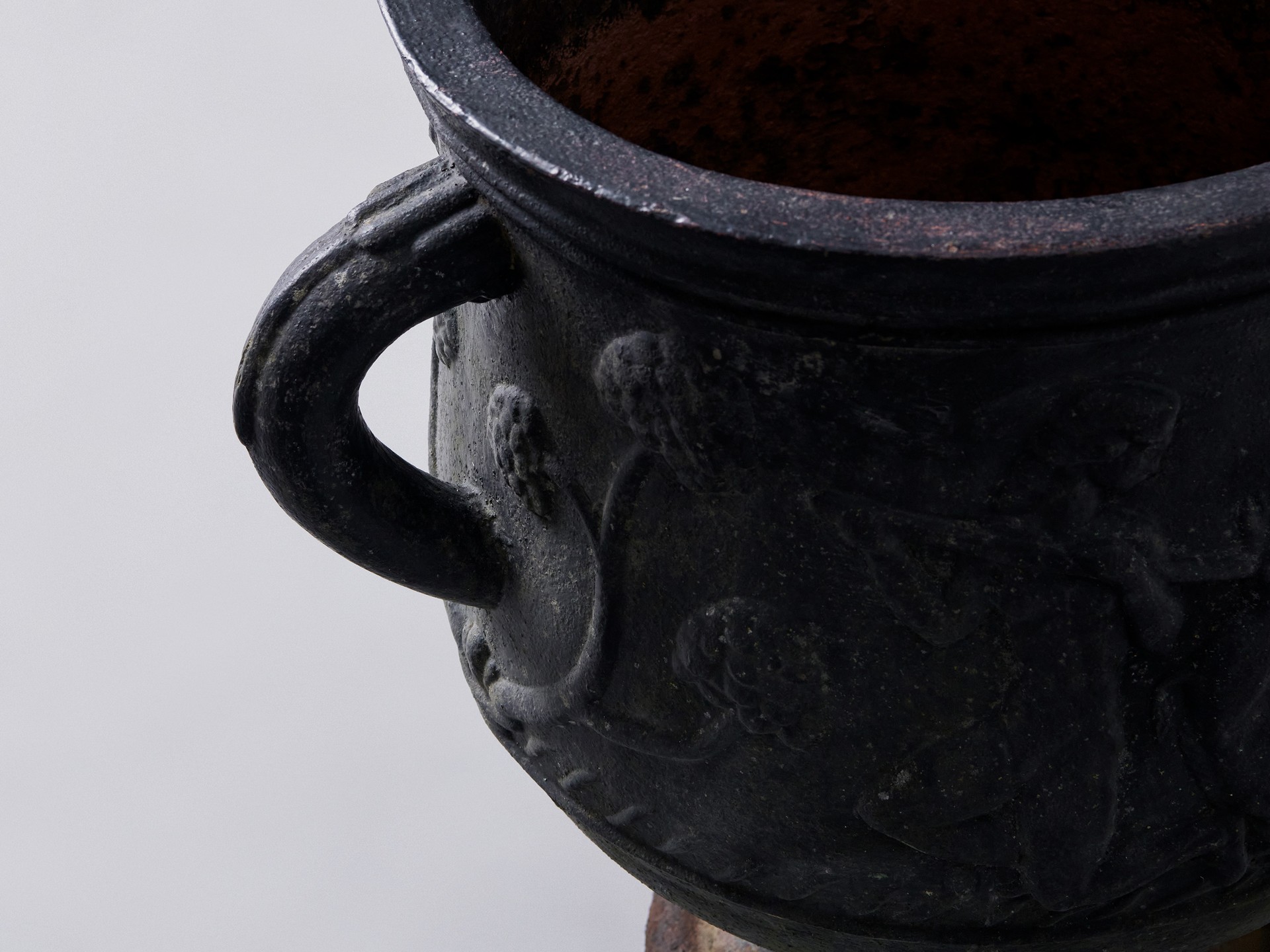 Pair of 'Diana' Urns image 7