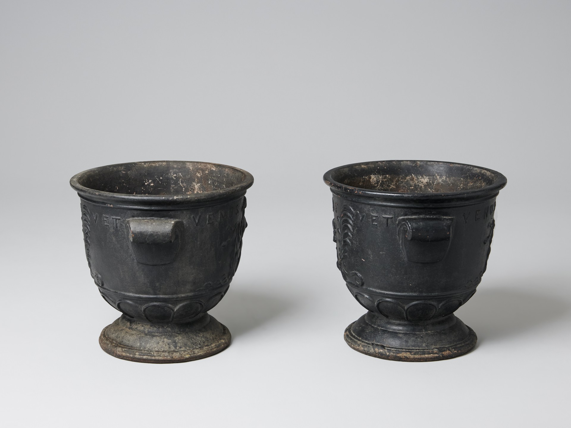 Pair of Urns image 3