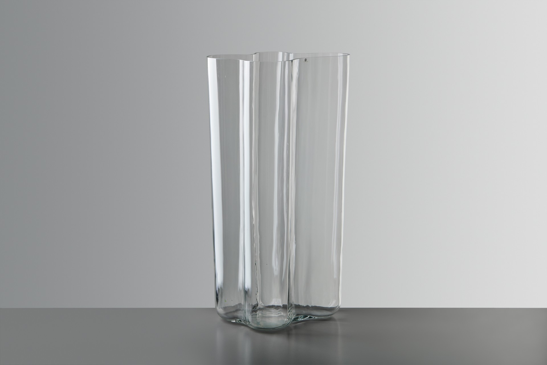 Tall 'Savoy' vase, Model no. 9753