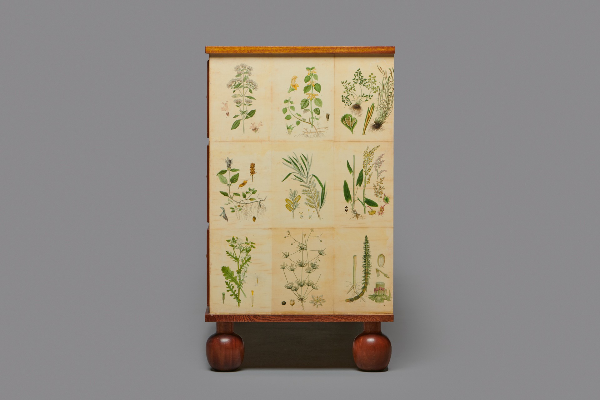 'Flora' Cabinet, Model no. 1050 image 3
