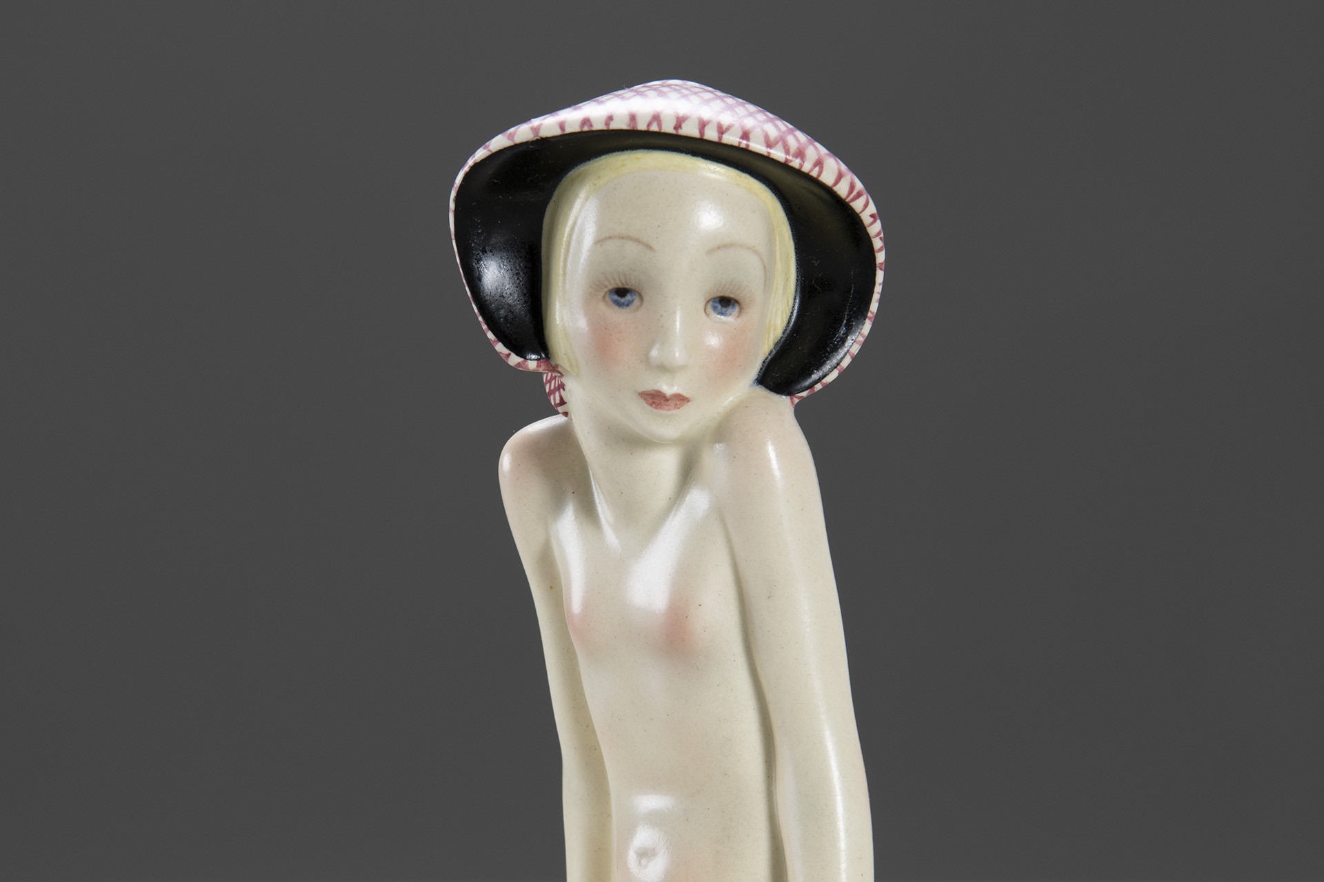 Figurine image 4