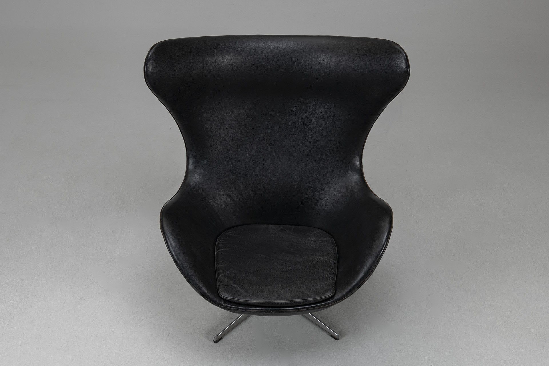 Egg Chair With Ottoman image 5
