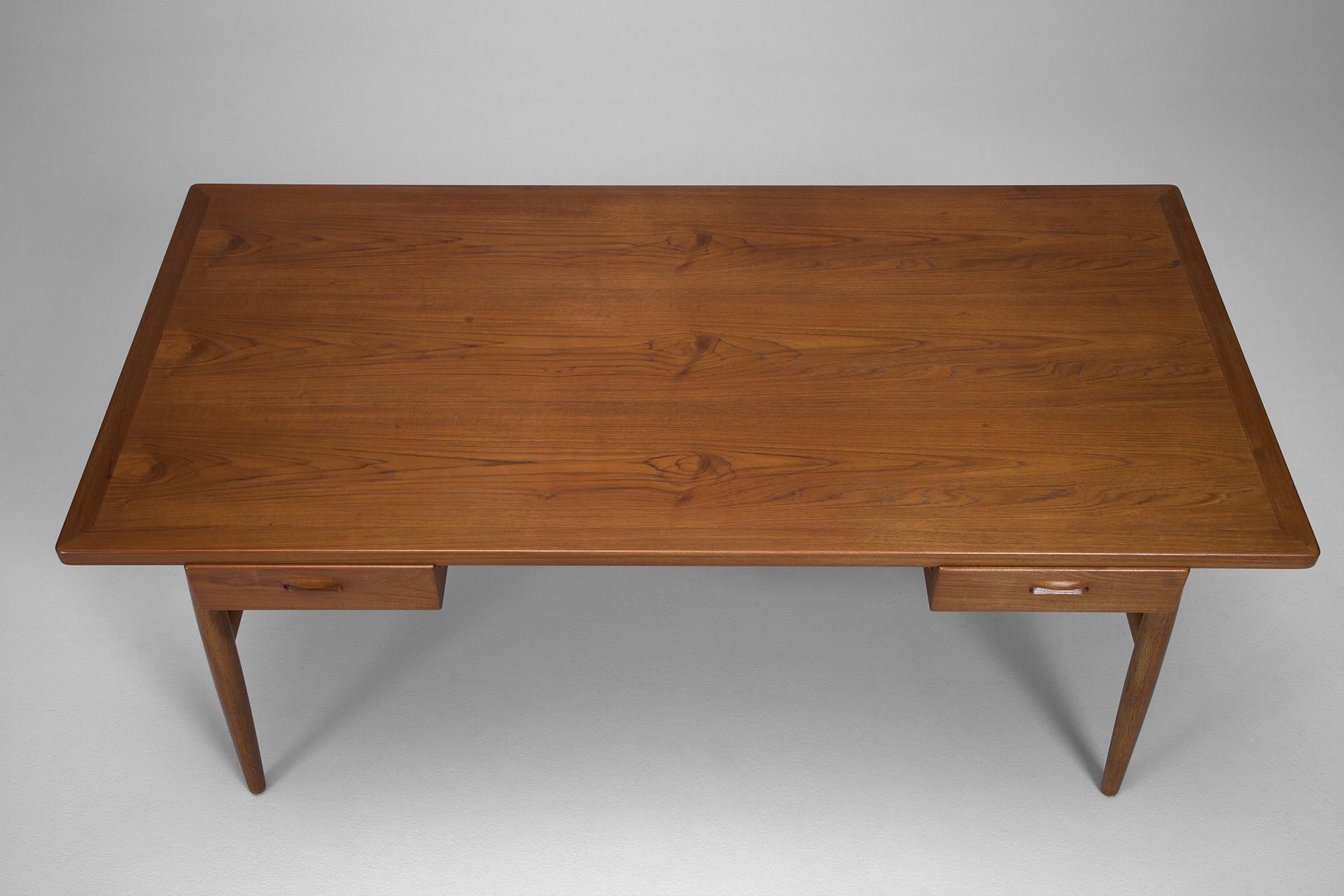 Wishbone Desk image 4