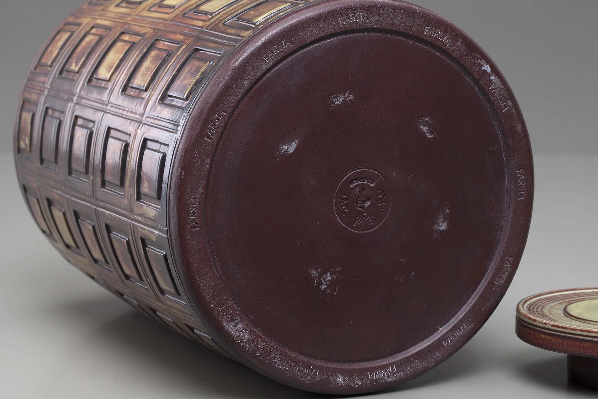 Large Urn and Lid image 5