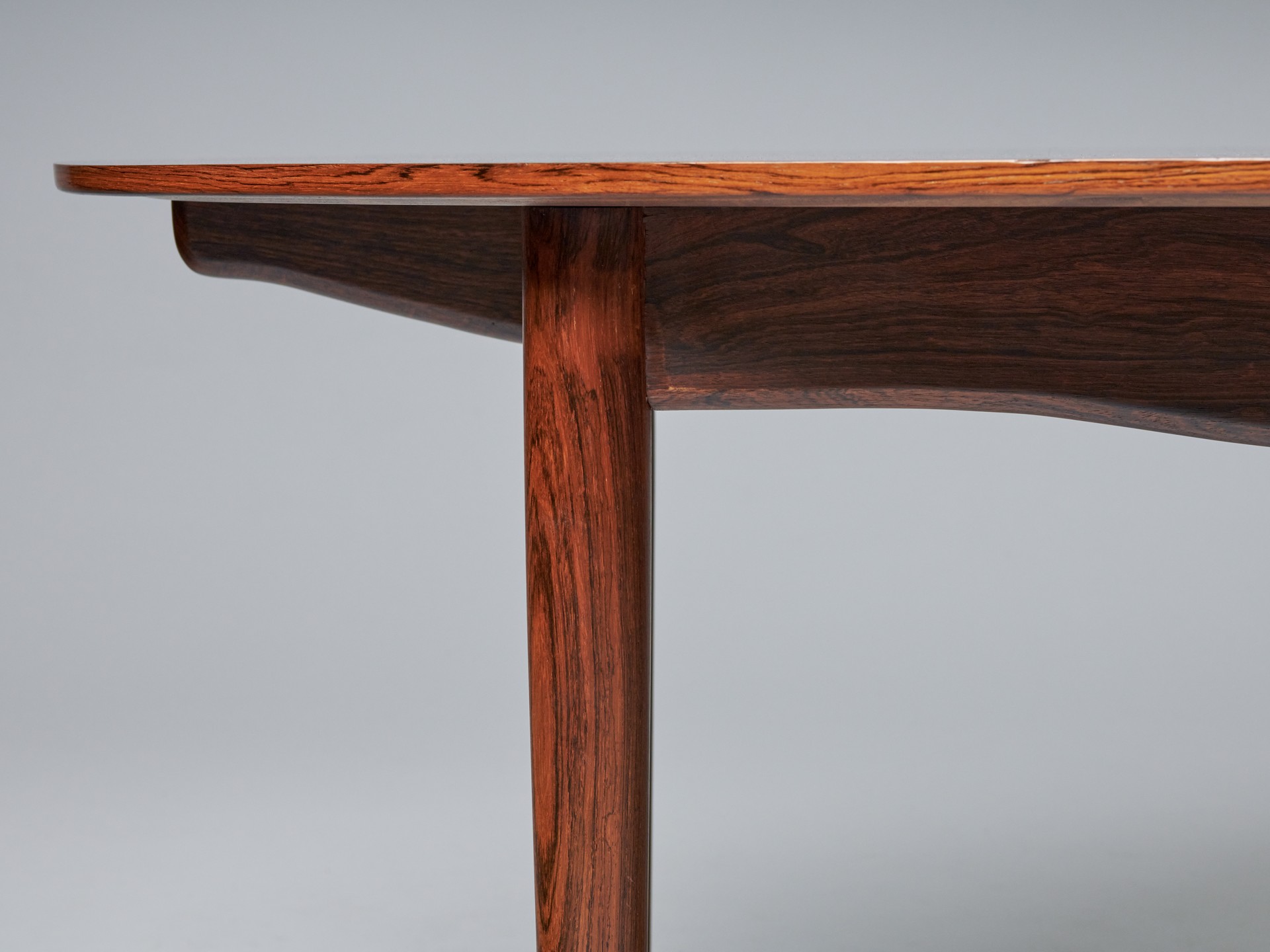 'Judas' Dining table image 8