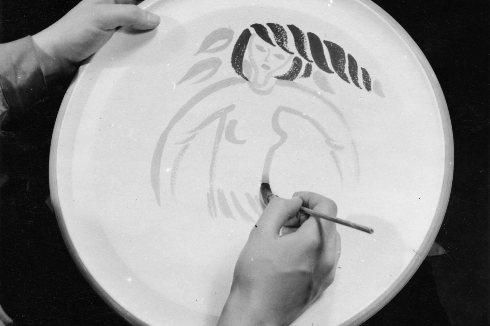 Gustavsberg Porcelain Factory, Faience painting technique, Performed with metal oxides directly in the unfired glaze, Designer Stig Lindberg. (Picture: Tekniska Museet; Digitalt Museum)