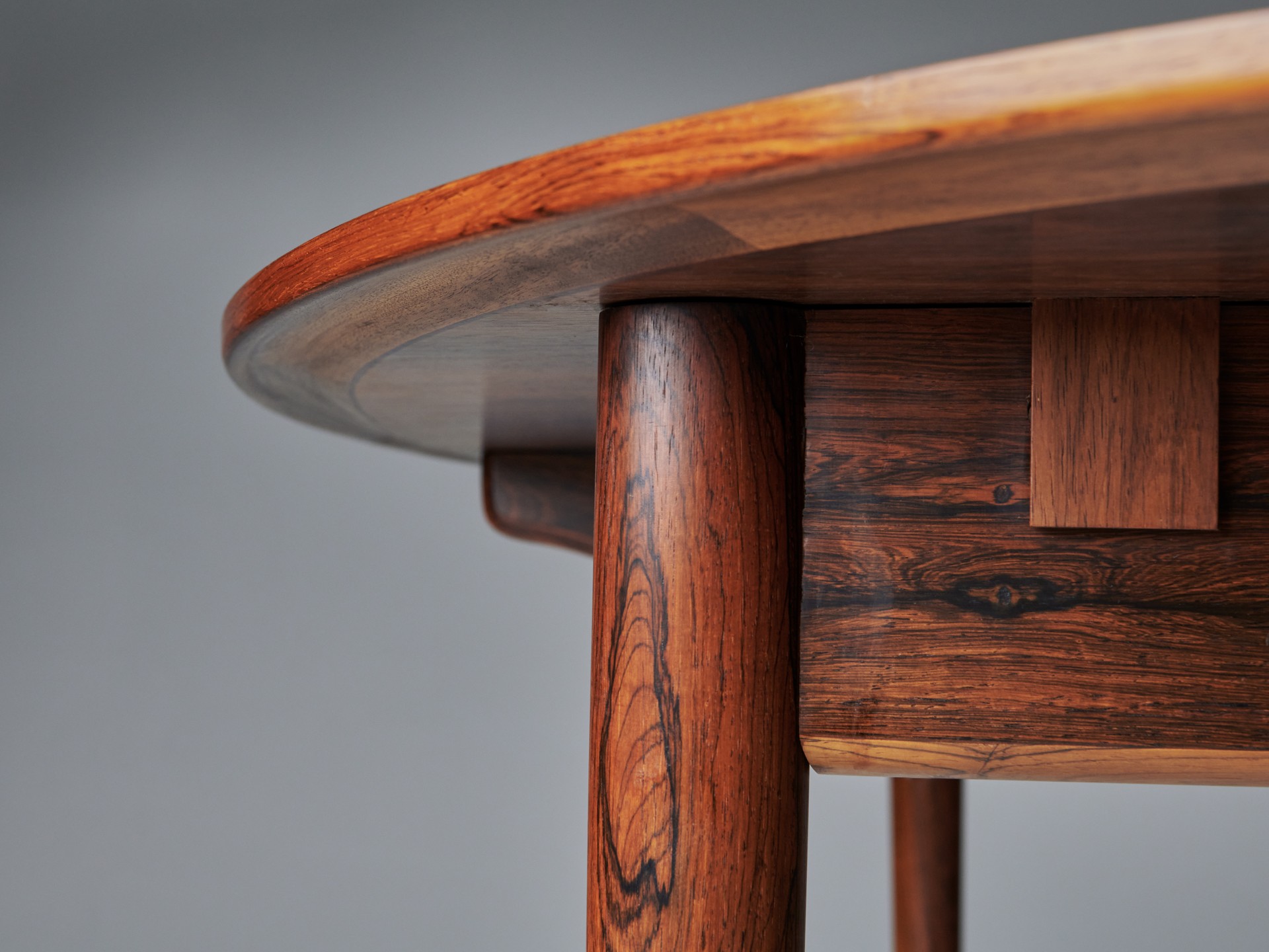 'Judas' Dining table image 9