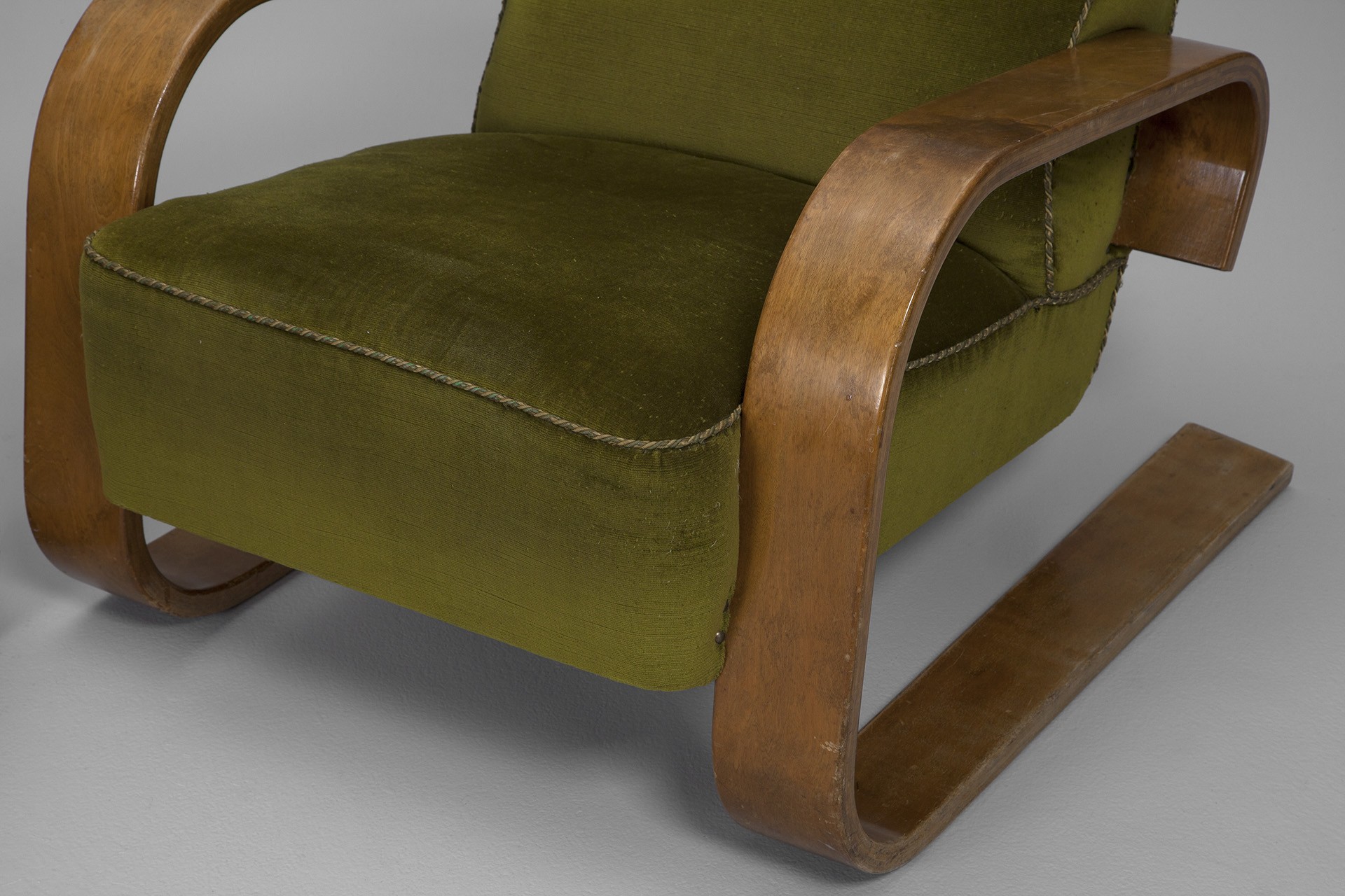 Pair of Tank Chairs Model no. 400 image 5