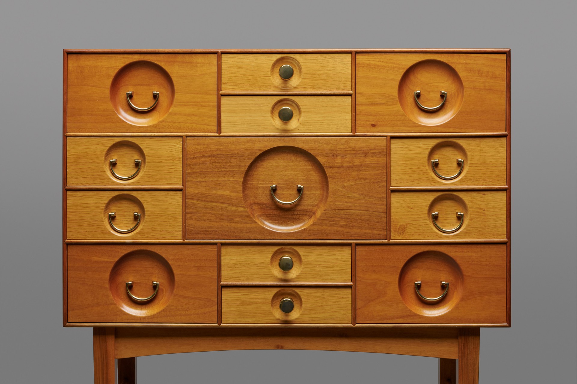 Cabinet Model no. 2237 image 3