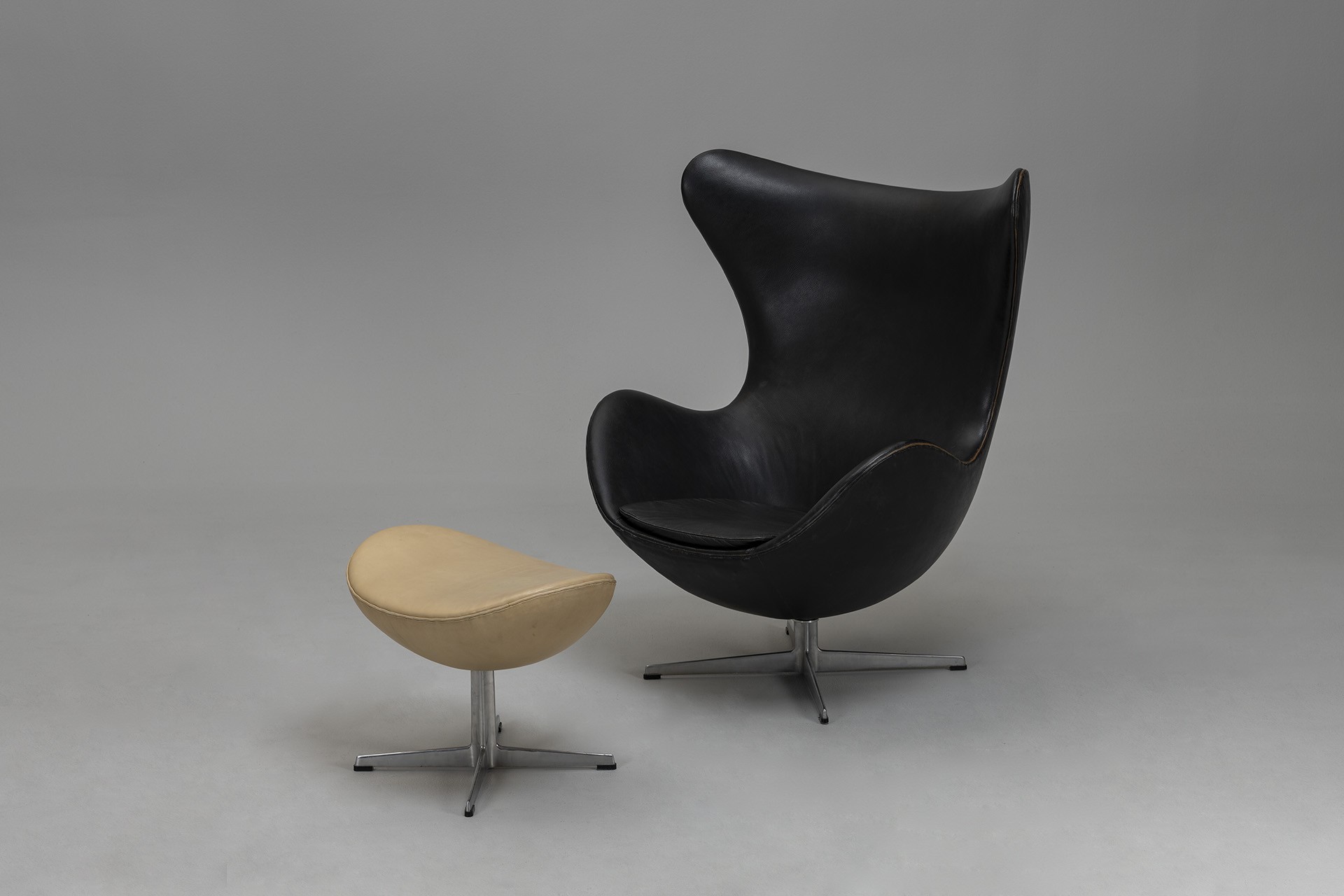 Egg Chair With Ottoman image 3