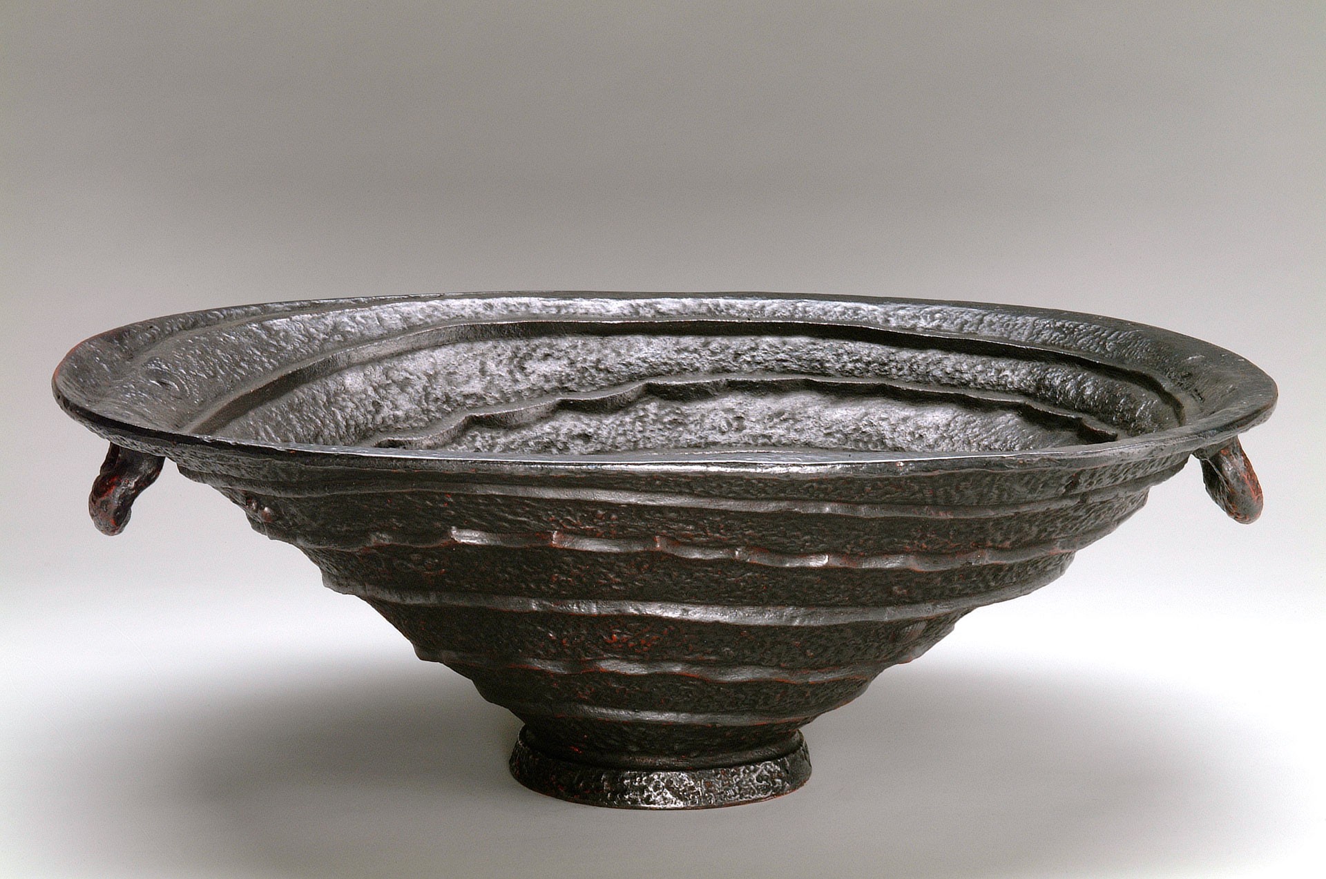 A pair of 'Shell Urns' image 3