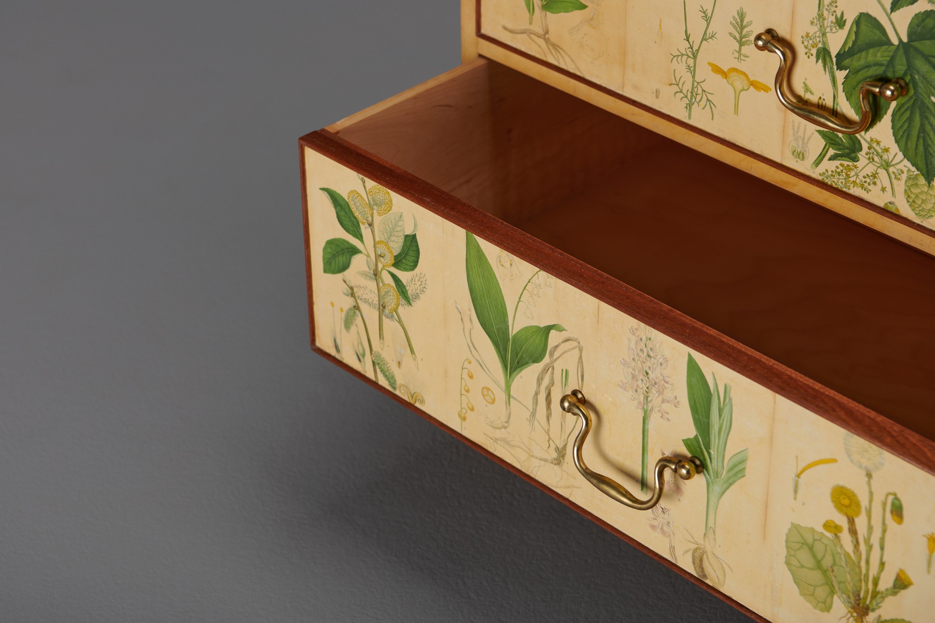 'Flora' Cabinet, Model no. 1050 image 4