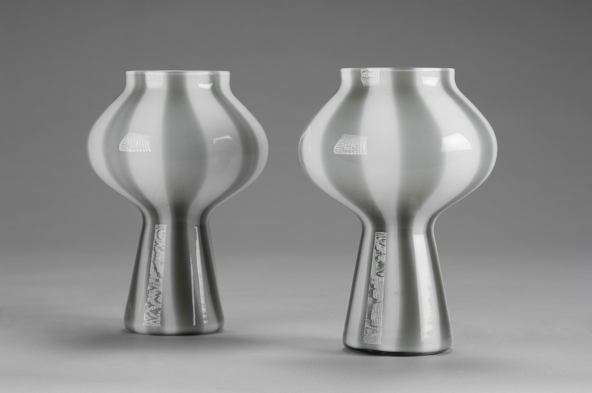 Pair of 'Mushroom' Table Lamps, Model no. 4040 image 2