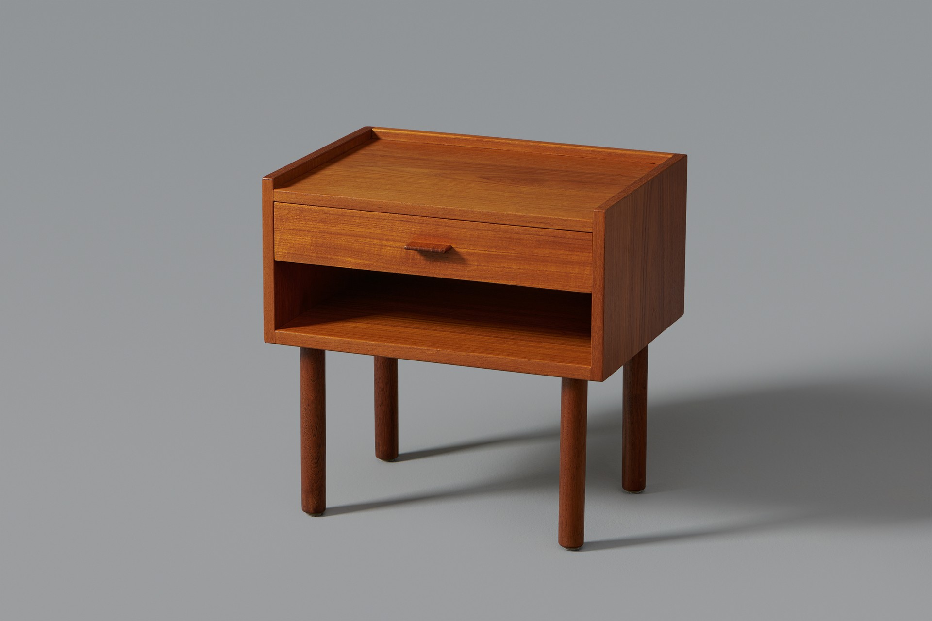 Pair of Bedside Tables, Model no. GE 430 image 2