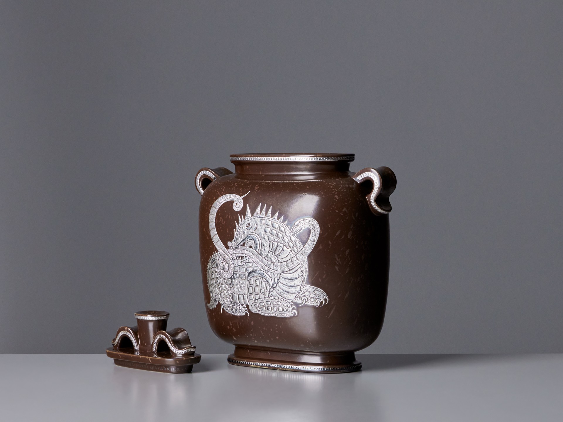 'Argenta' Urn with Cover image 5