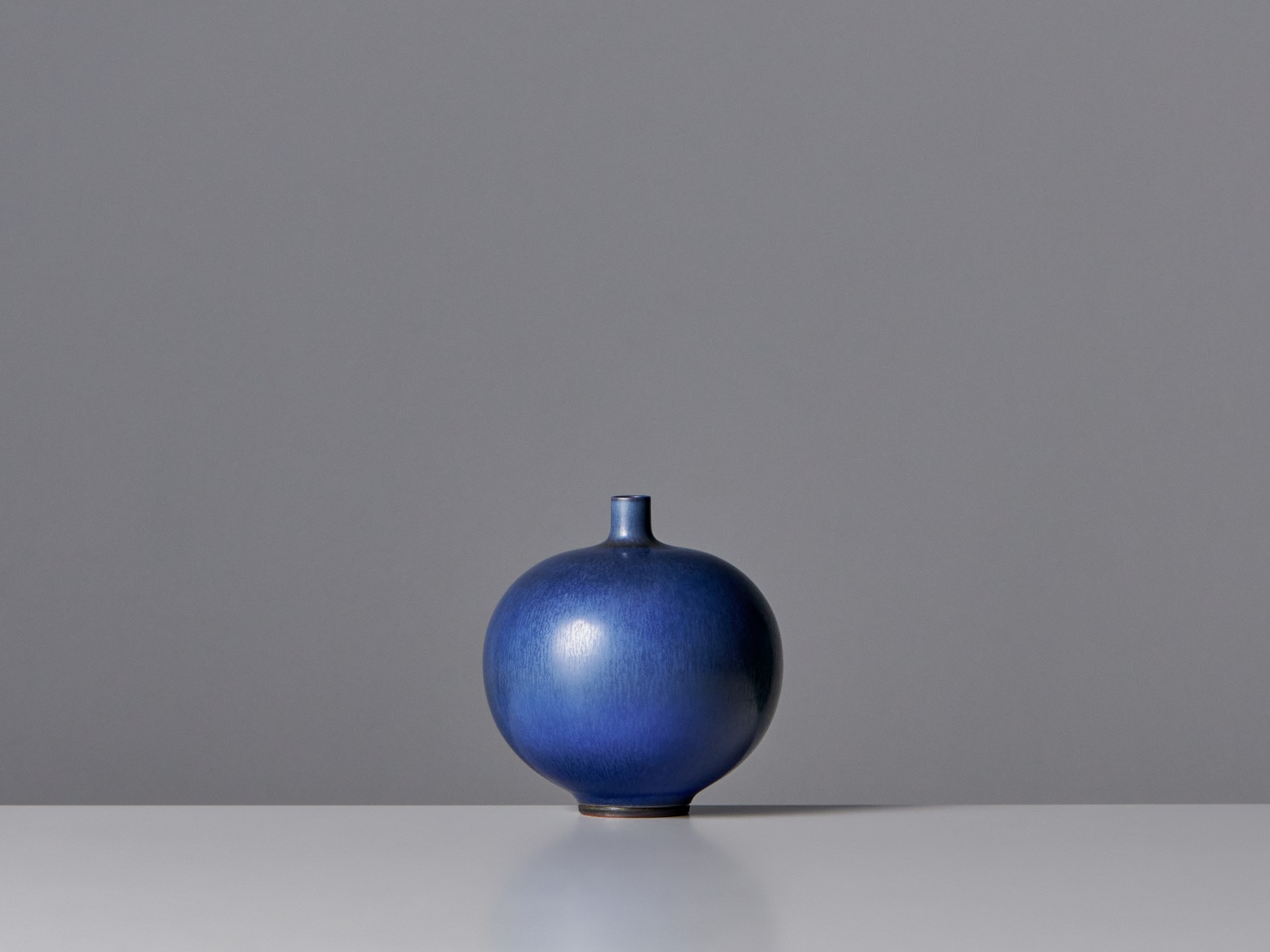 Set of Three Vases image 9