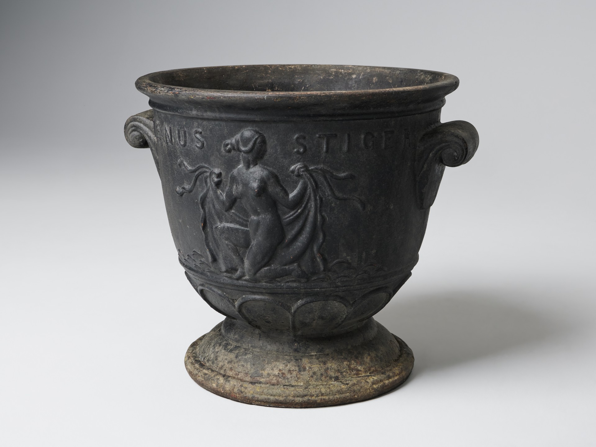 Pair of Urns image 5