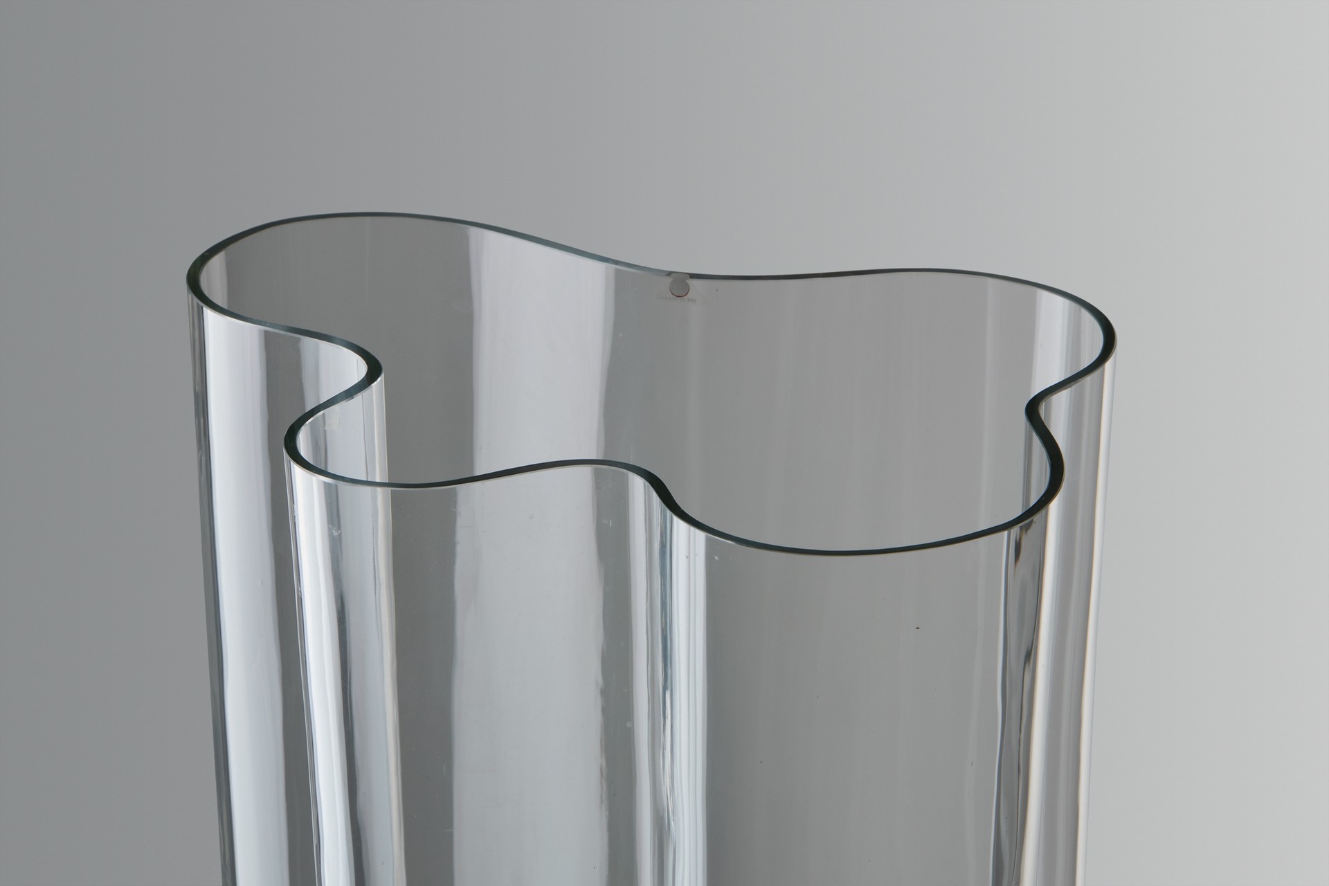 Tall 'Savoy' vase, Model no. 9753 image 3