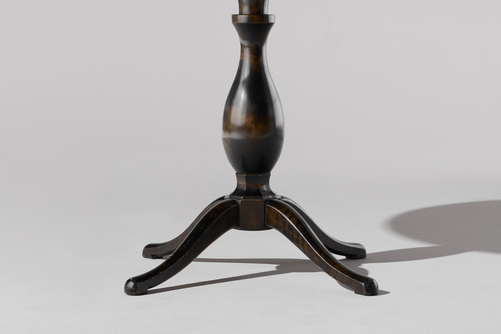 'Haga' Table image 3