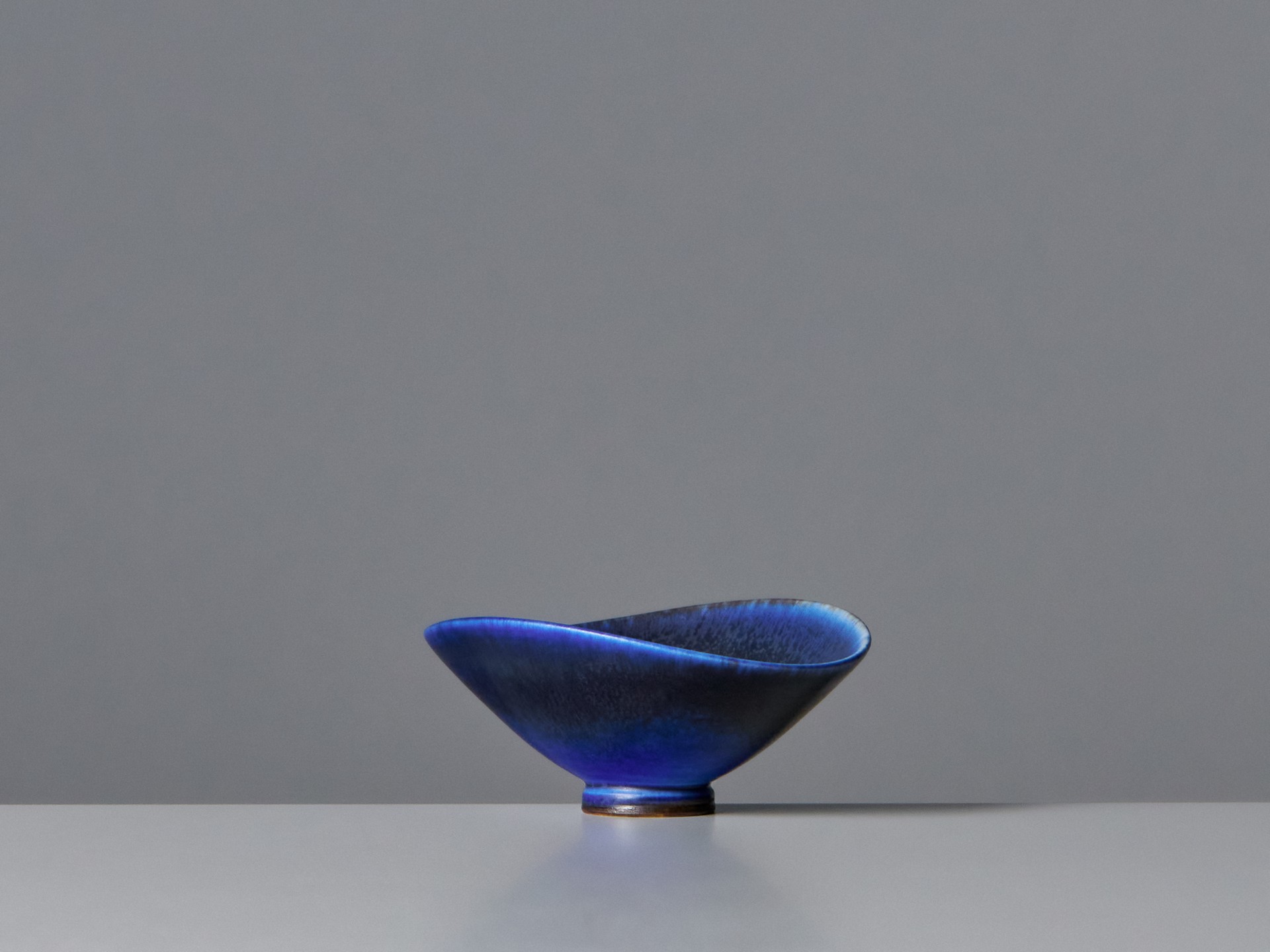 Set of Three Vases image 9