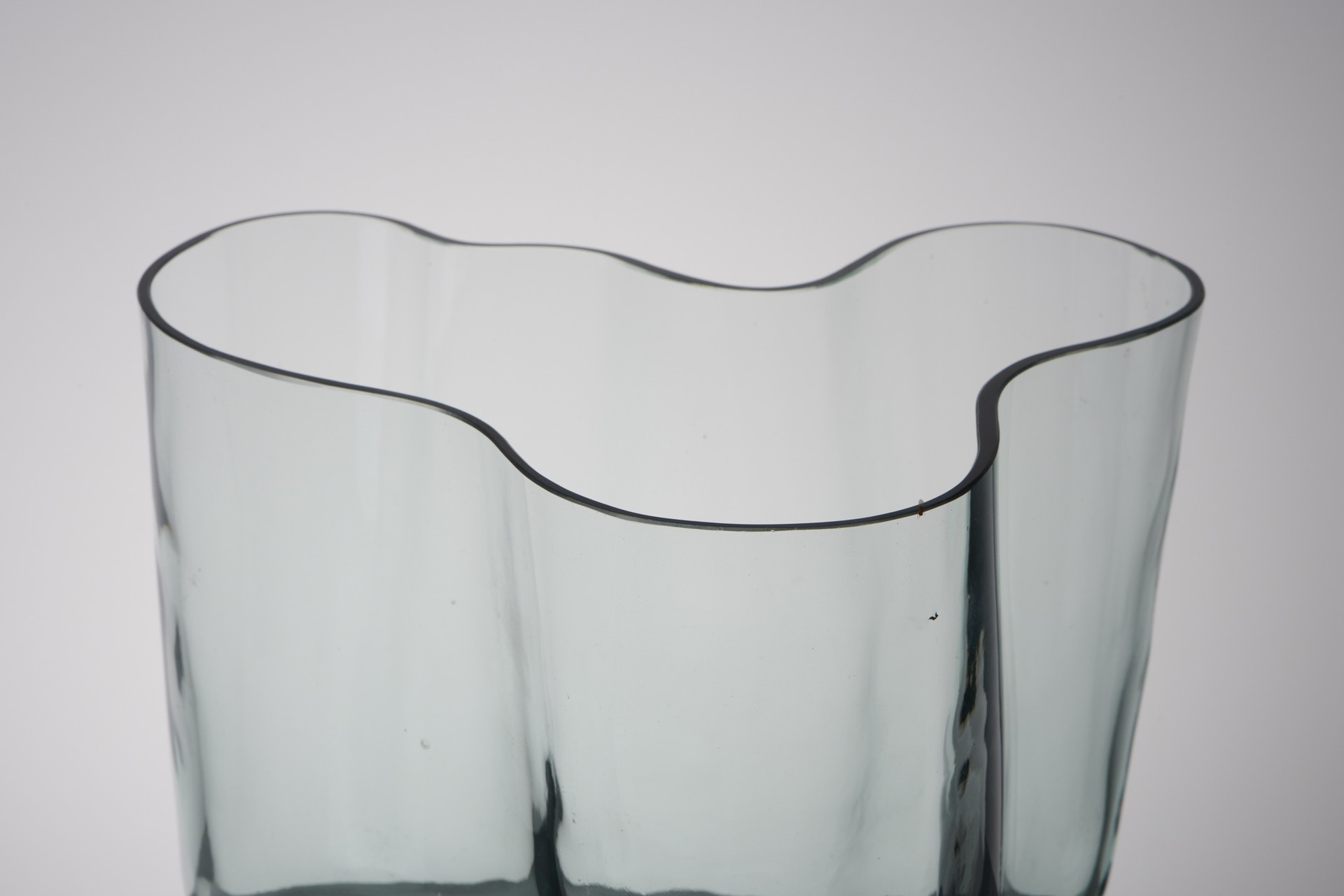 Early and Rare 'Savoy' Vase, Model no. 9750 image 4