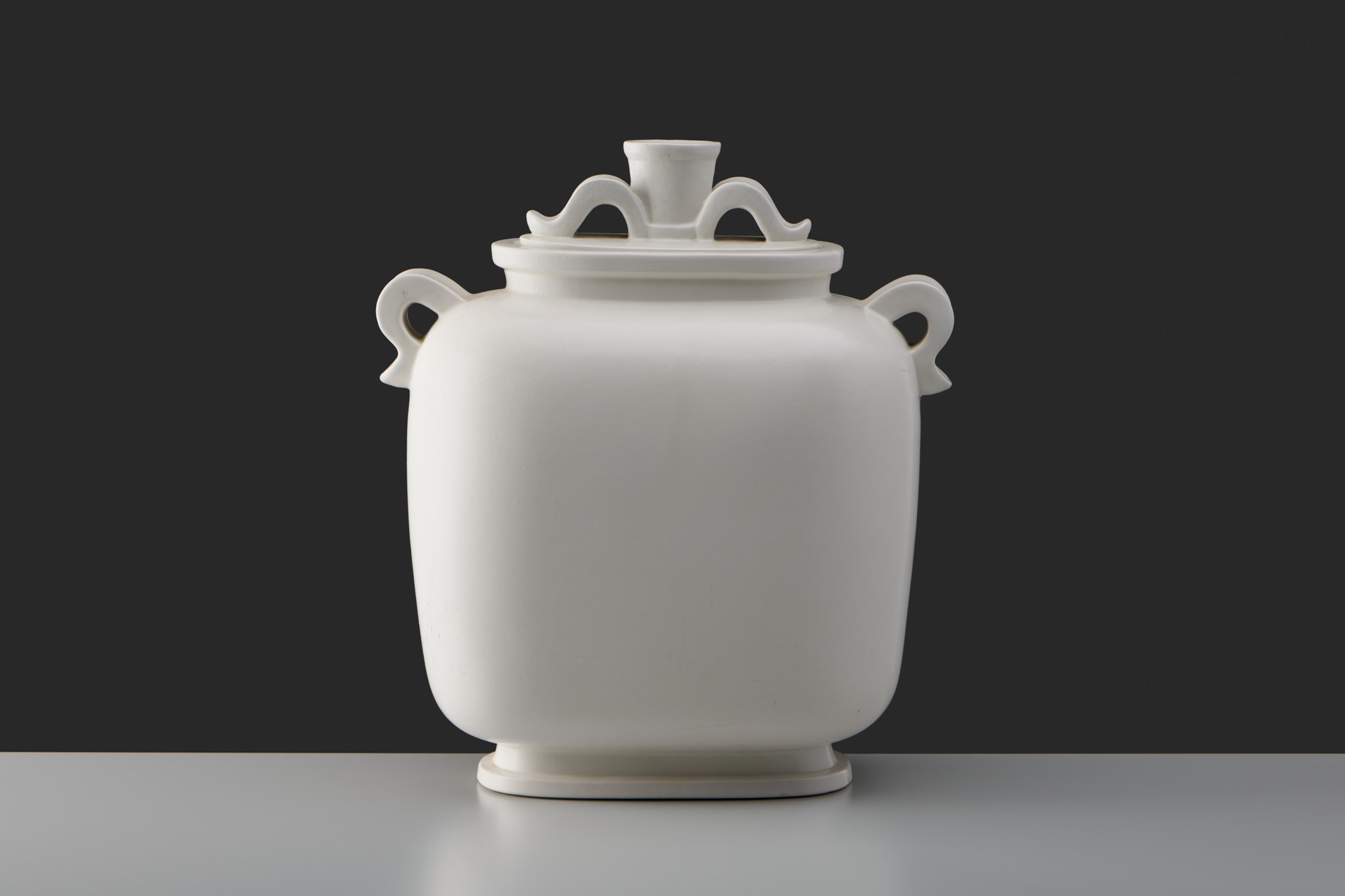 "Carrara" Urn