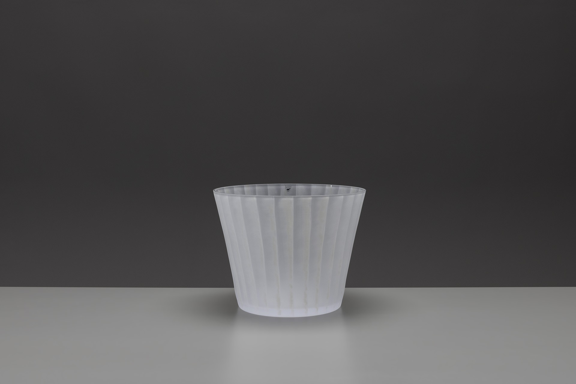 Two Vases image 3