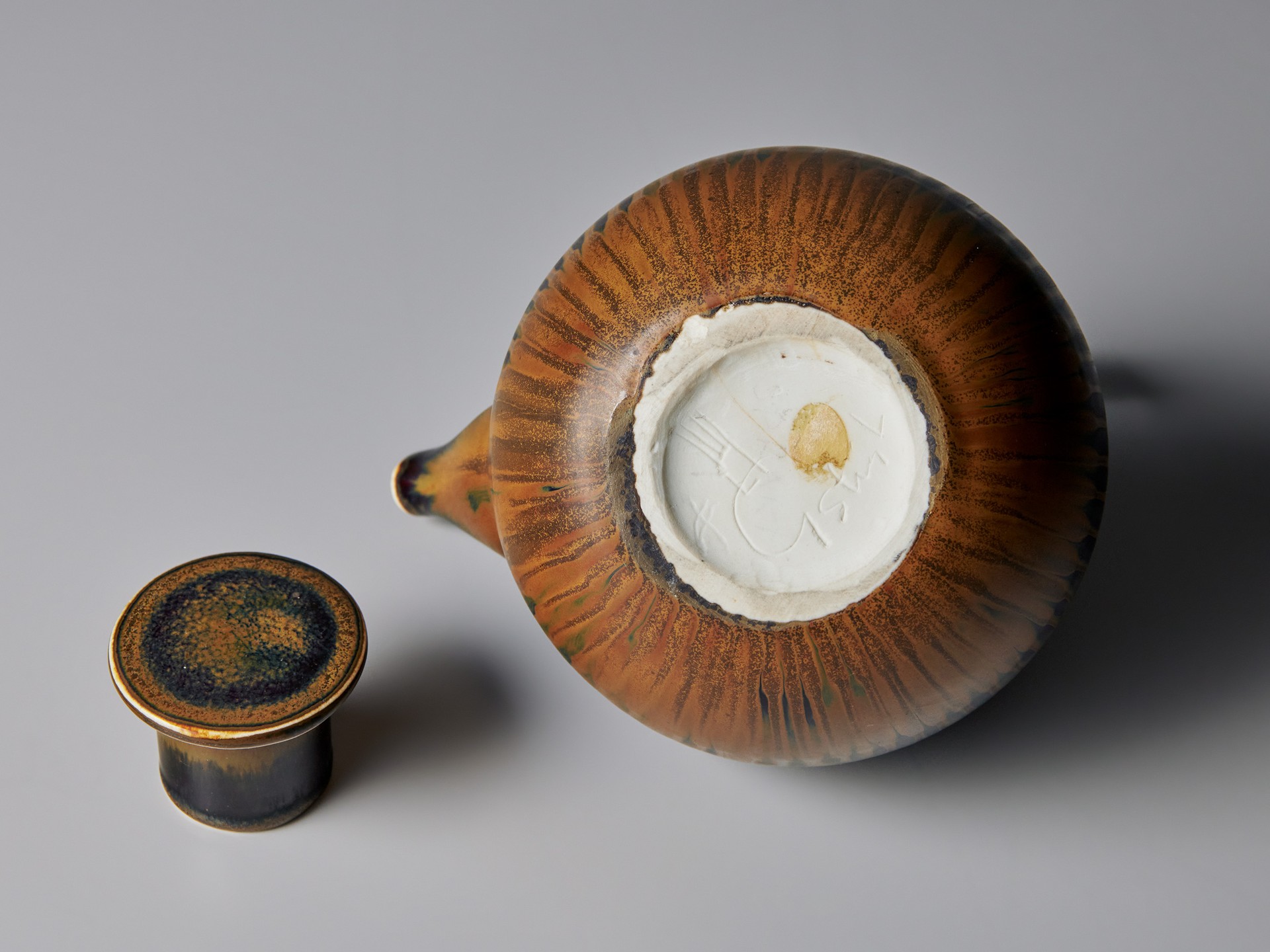 Pair of Teapots image 9