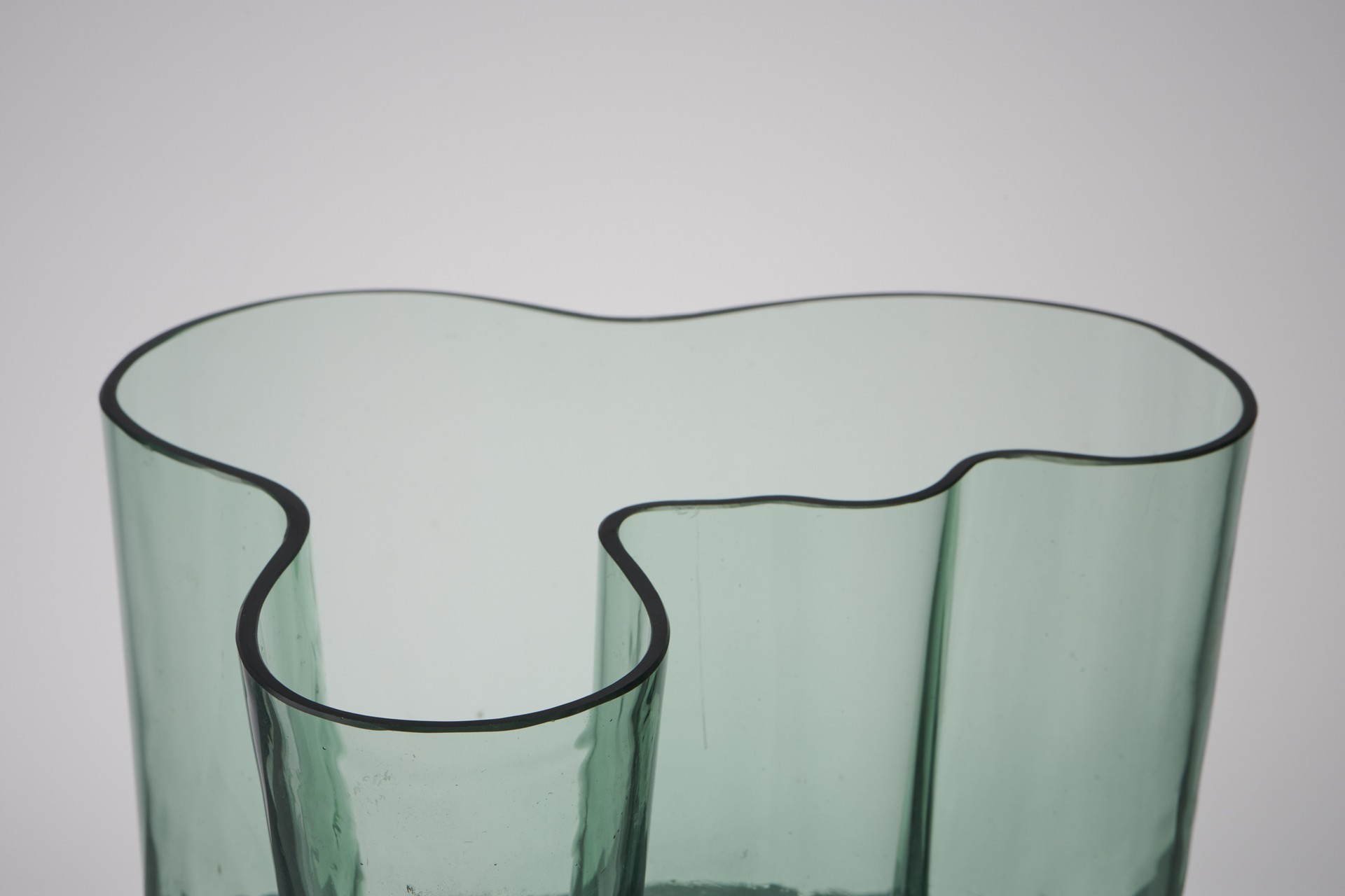 Early 'Savoy' Vase, Model no. 9750 image 3