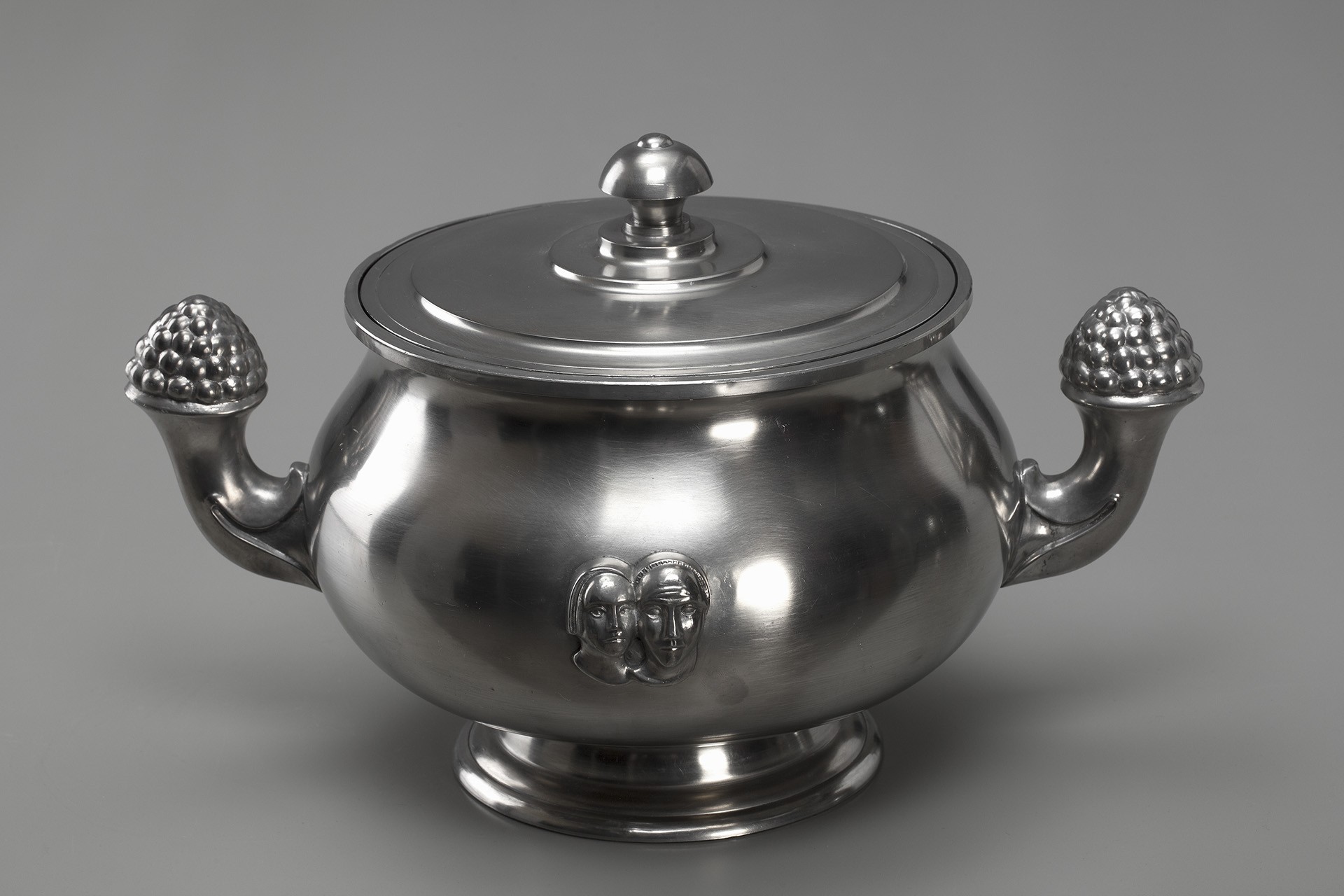 Taureen with Lid