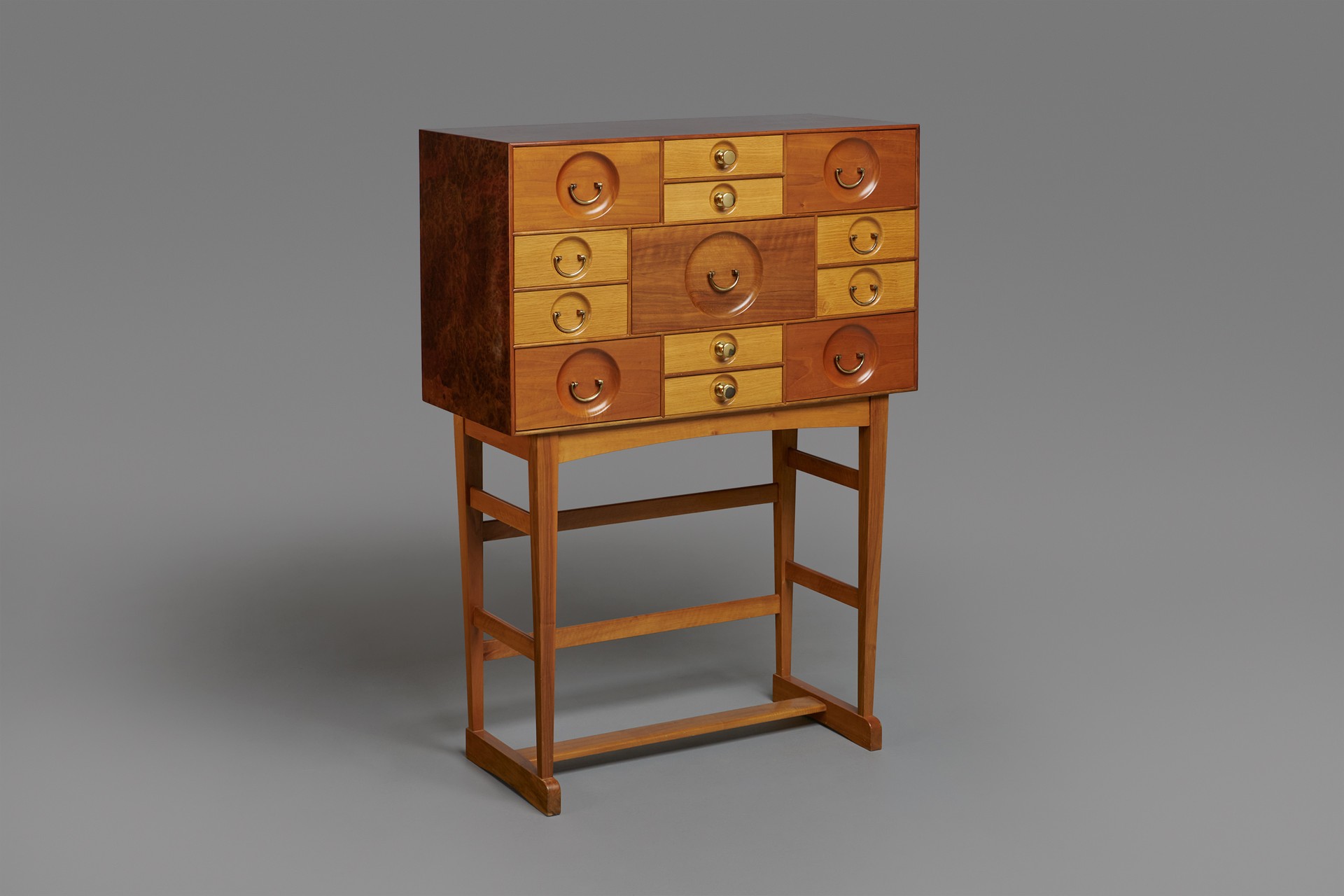 Cabinet Model no. 2237 image 2