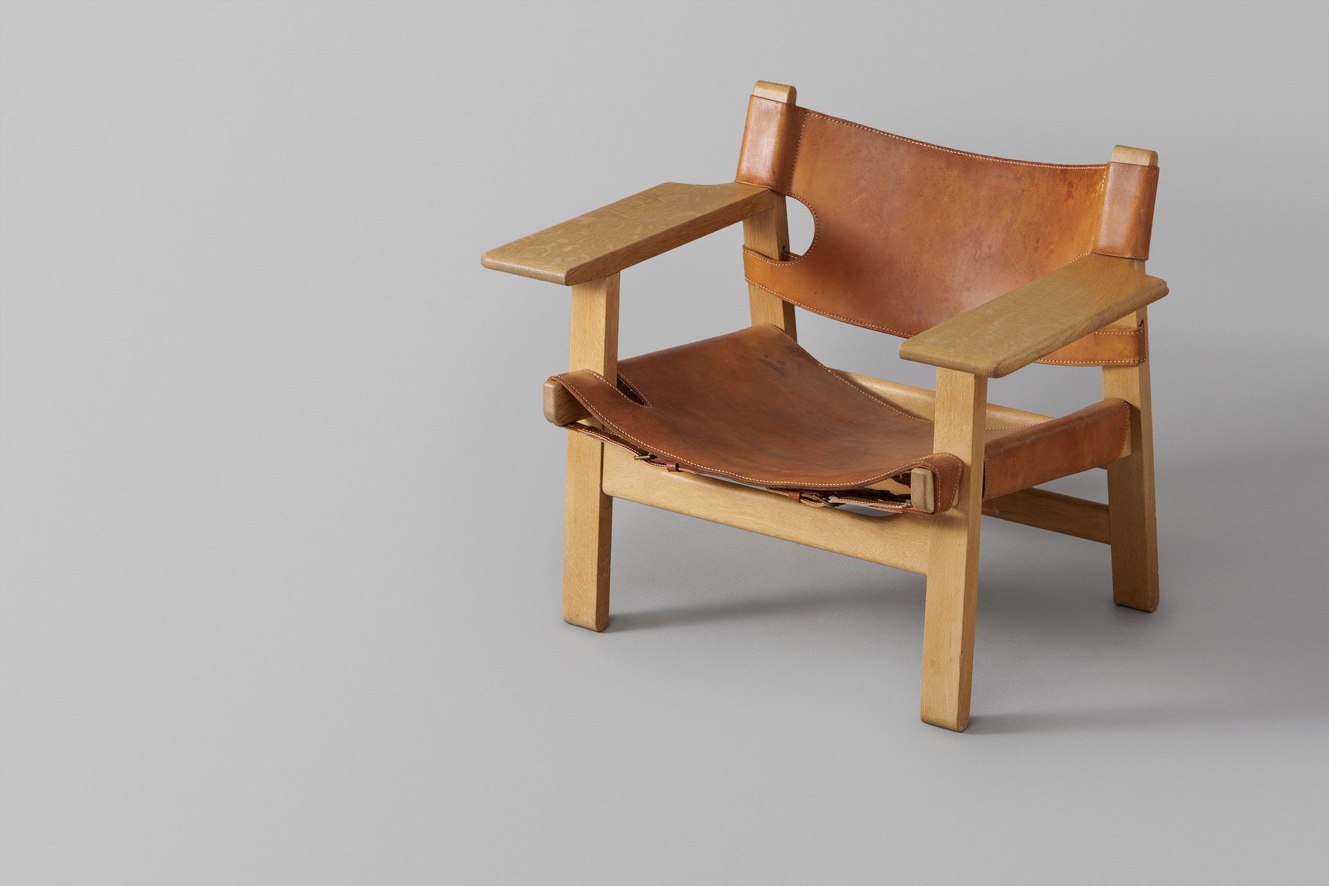 Pair of 'Spanish' Armchairs, Model no. 226 image 4