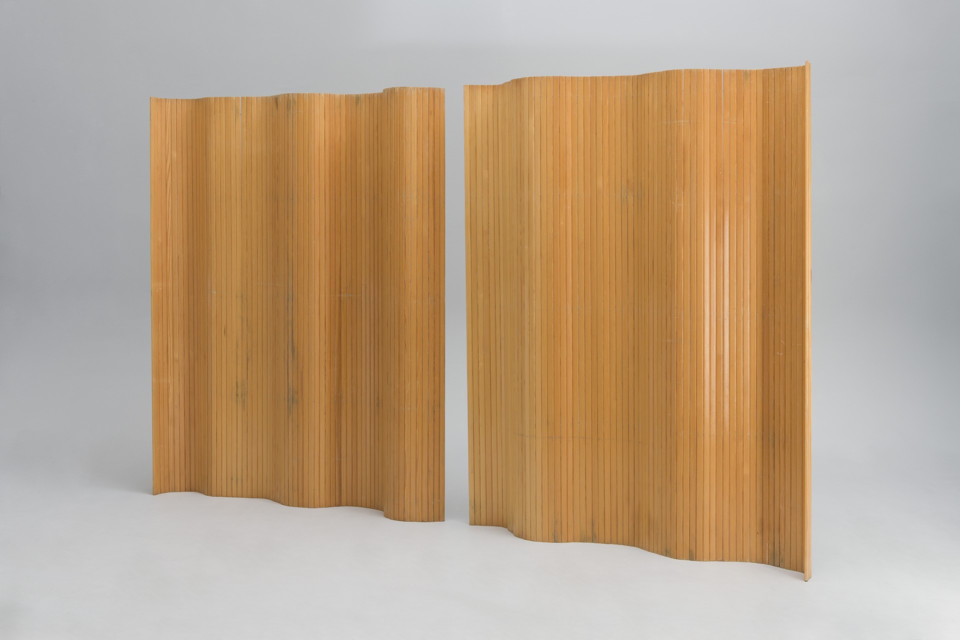 Pair of Extra High Screens Model no.100