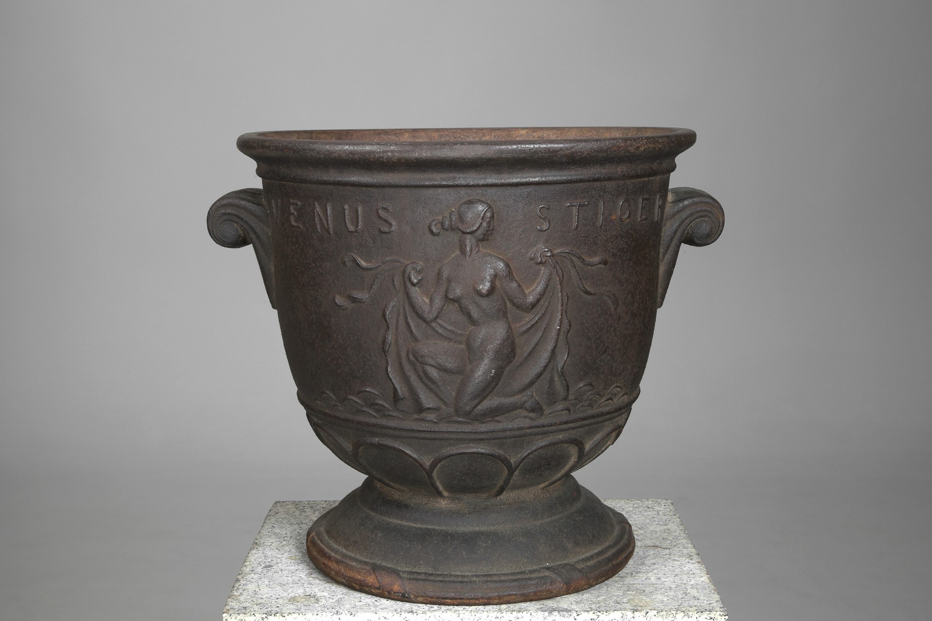 Pair of Näfveqvarns Urns image 2