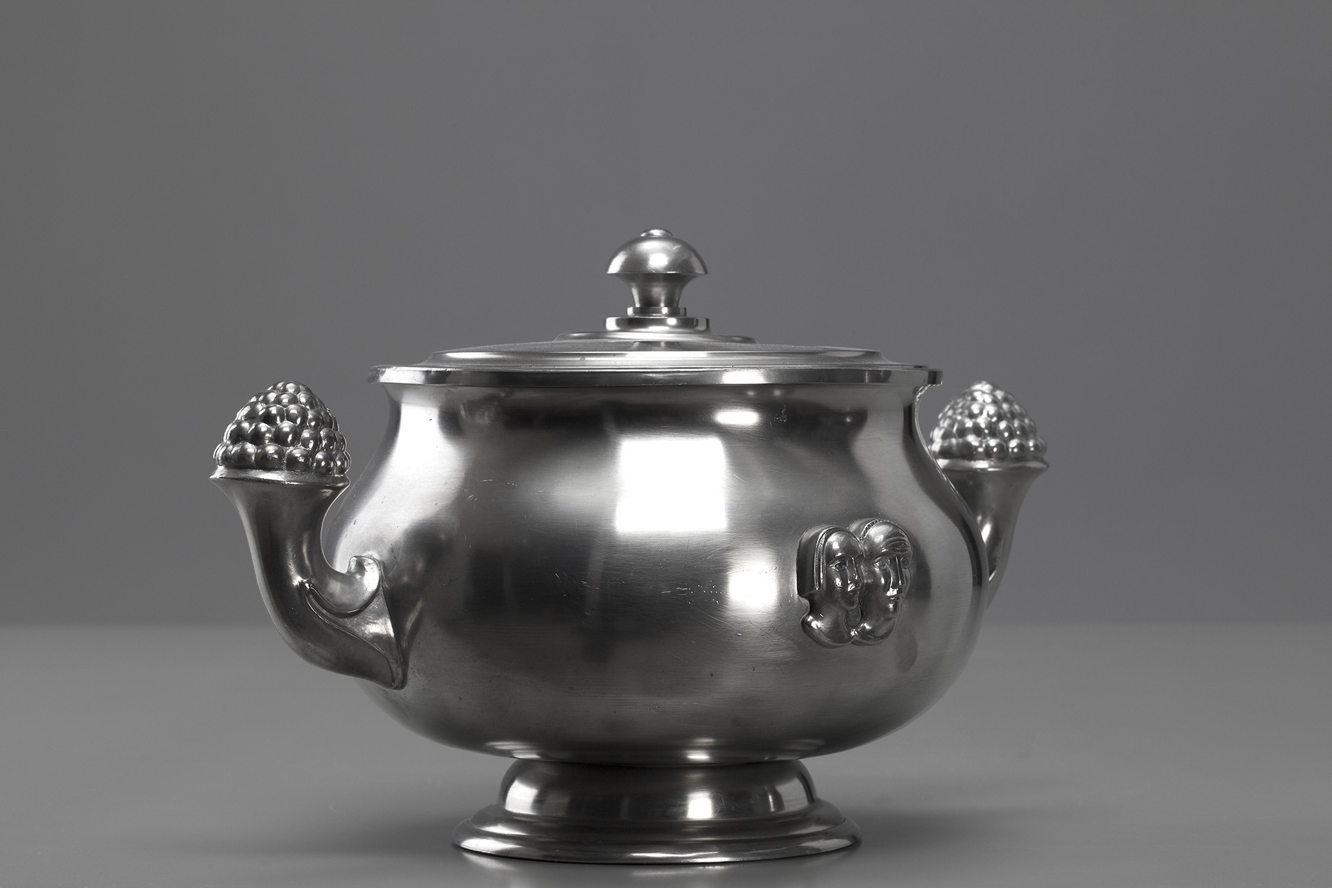Taureen with Lid image 3