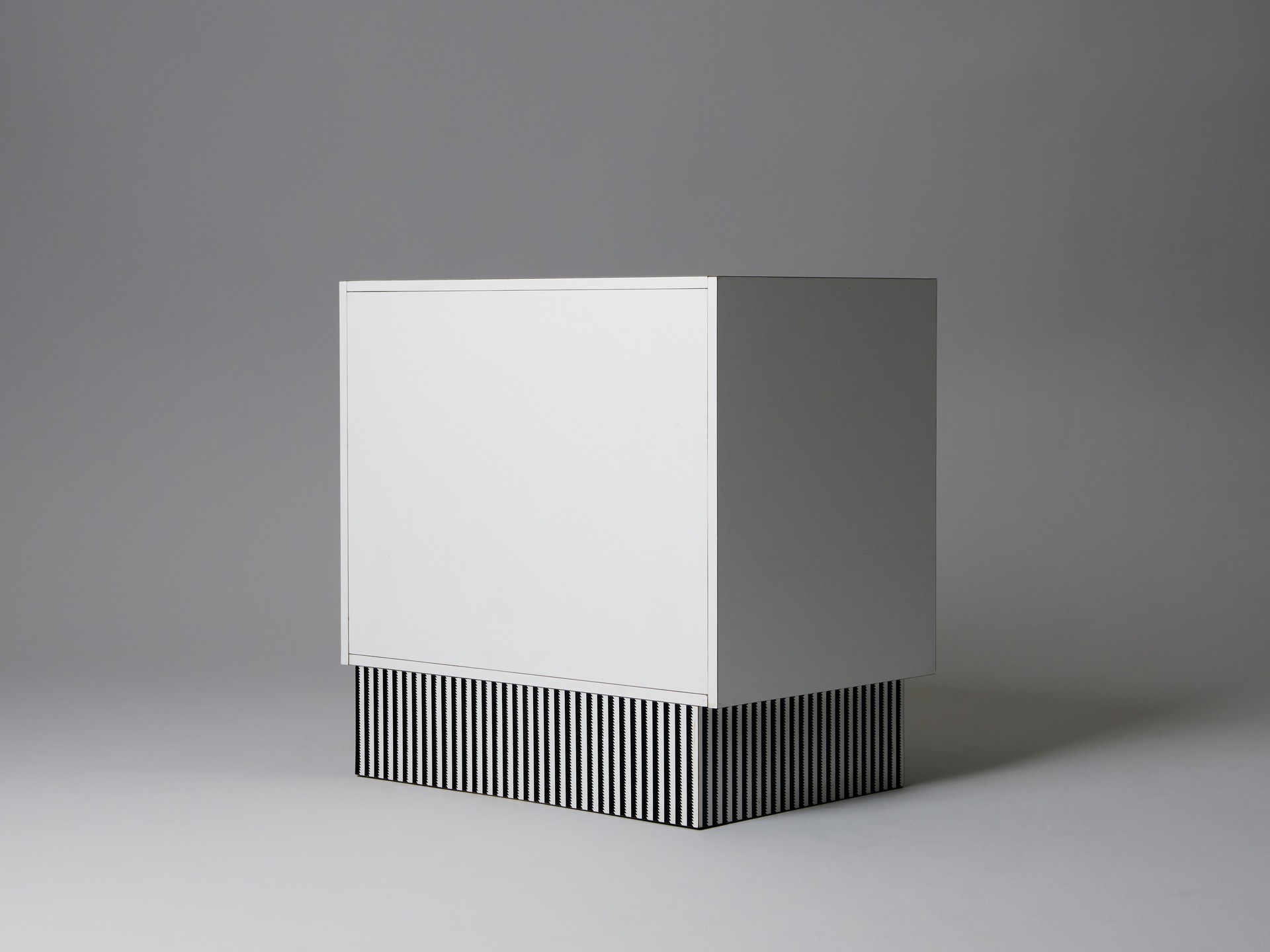 'Atlantic' Chest of Drawers image 4
