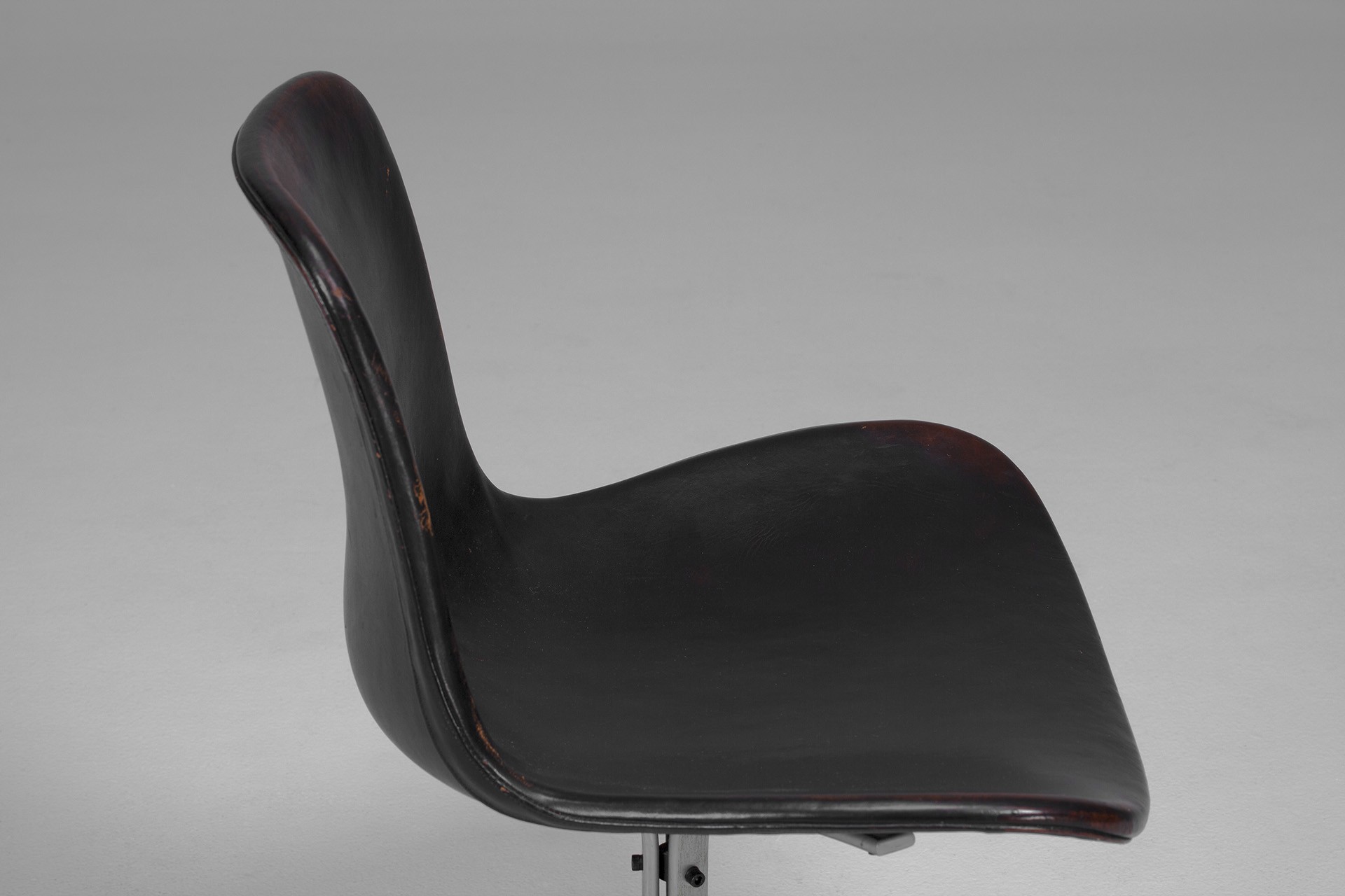Set of Four PK-9 Chairs image 7
