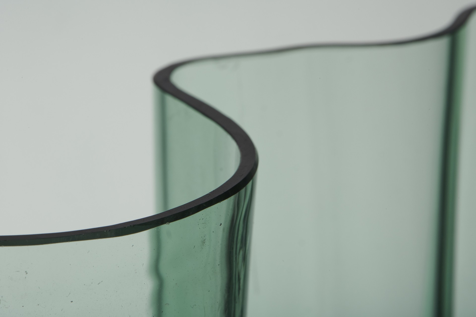 Early 'Savoy' Vase, Model no. 9750 image 5