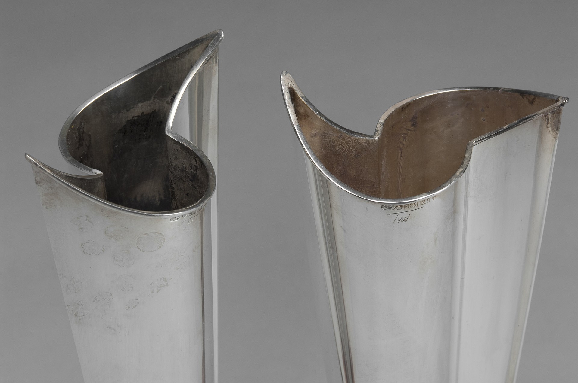 Two Vases image 2